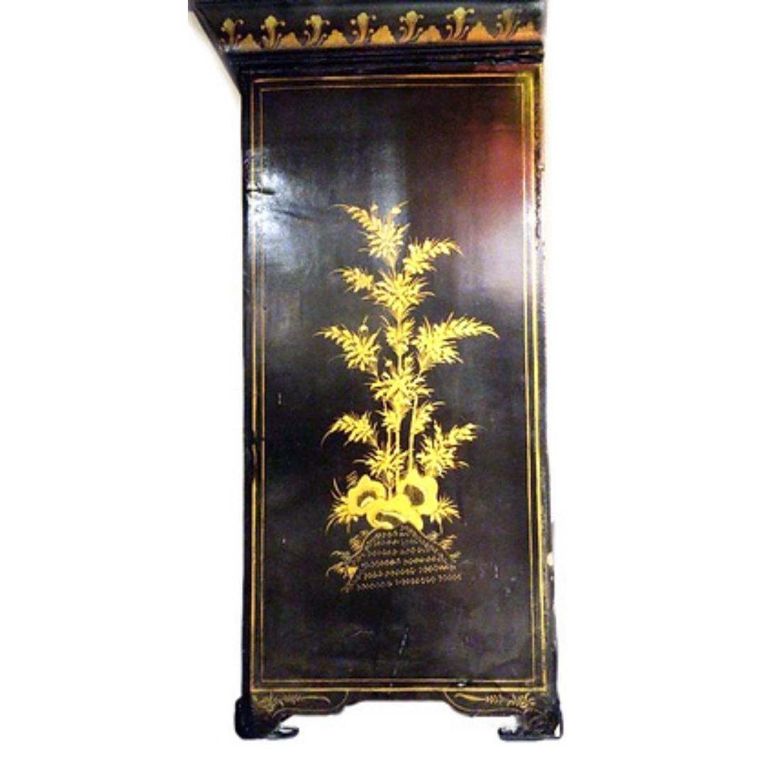 Small 19th Century Chinese Export Black and Gilt Lacquered Cabinet In Good Condition For Sale In Westmount, Quebec