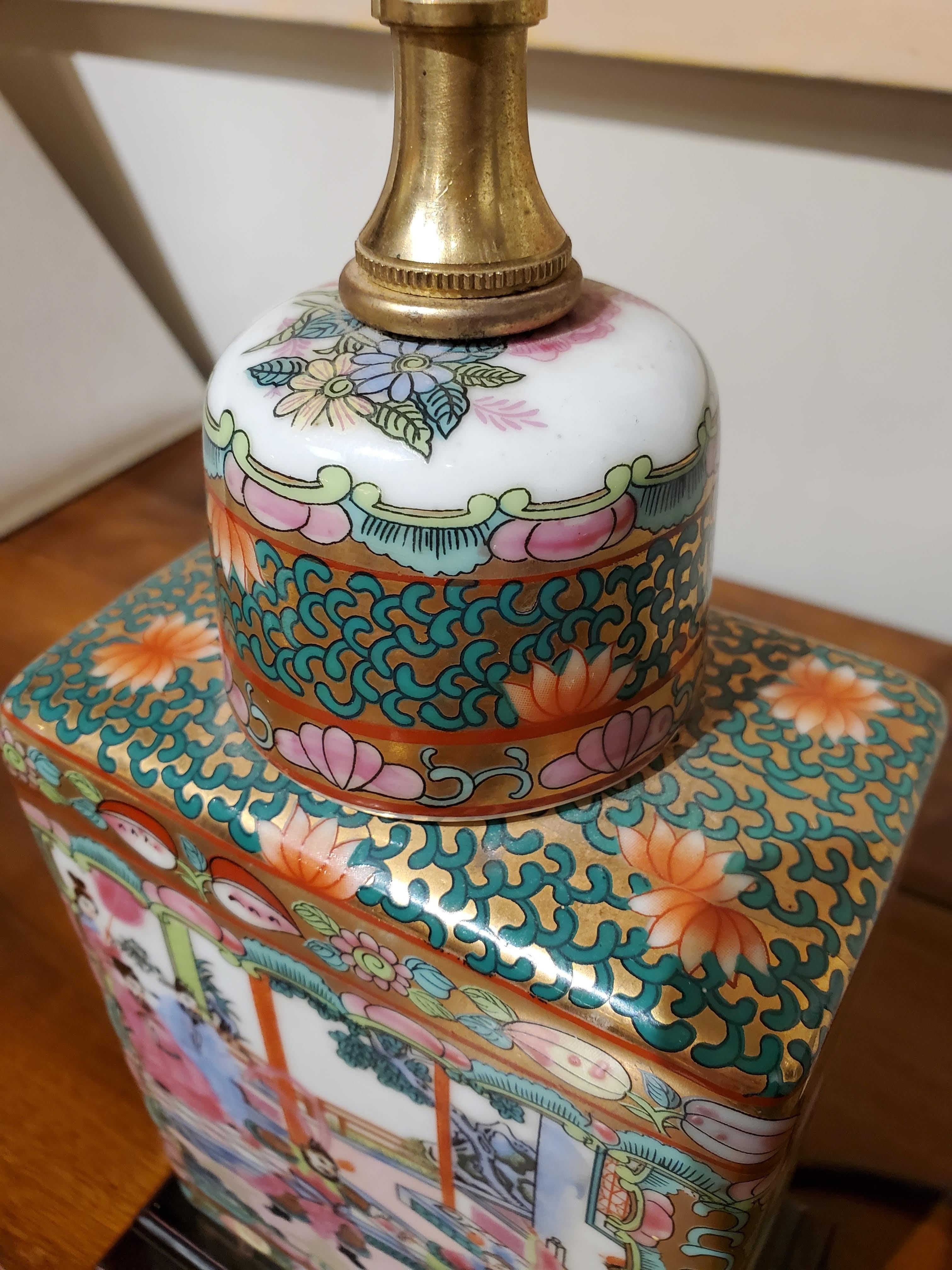 Small 19th Century Chinese Export Urn Converted to a Modern Lamp For Sale 5