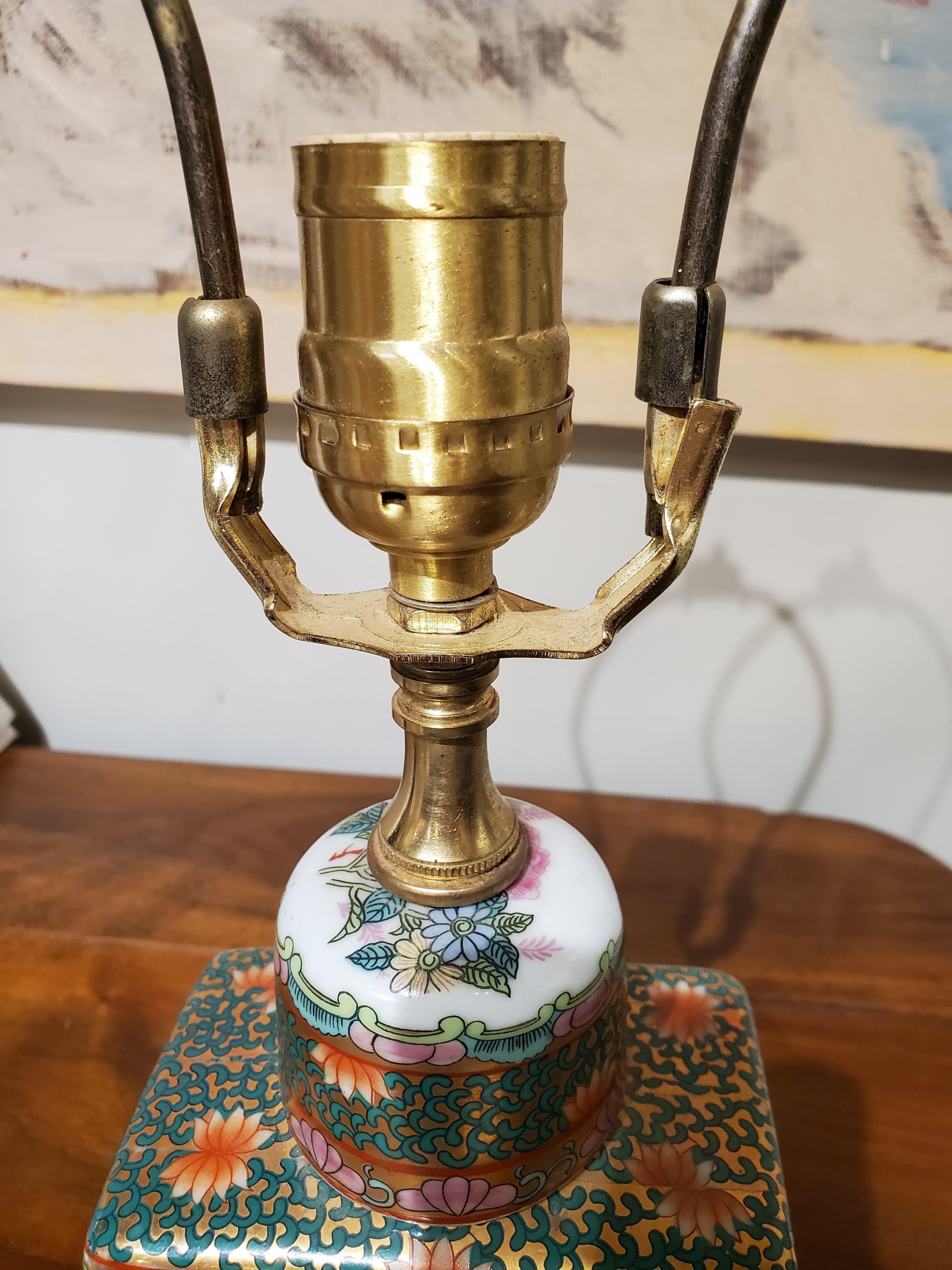 Small 19th Century Chinese Export Urn Converted to a Modern Lamp For Sale 6