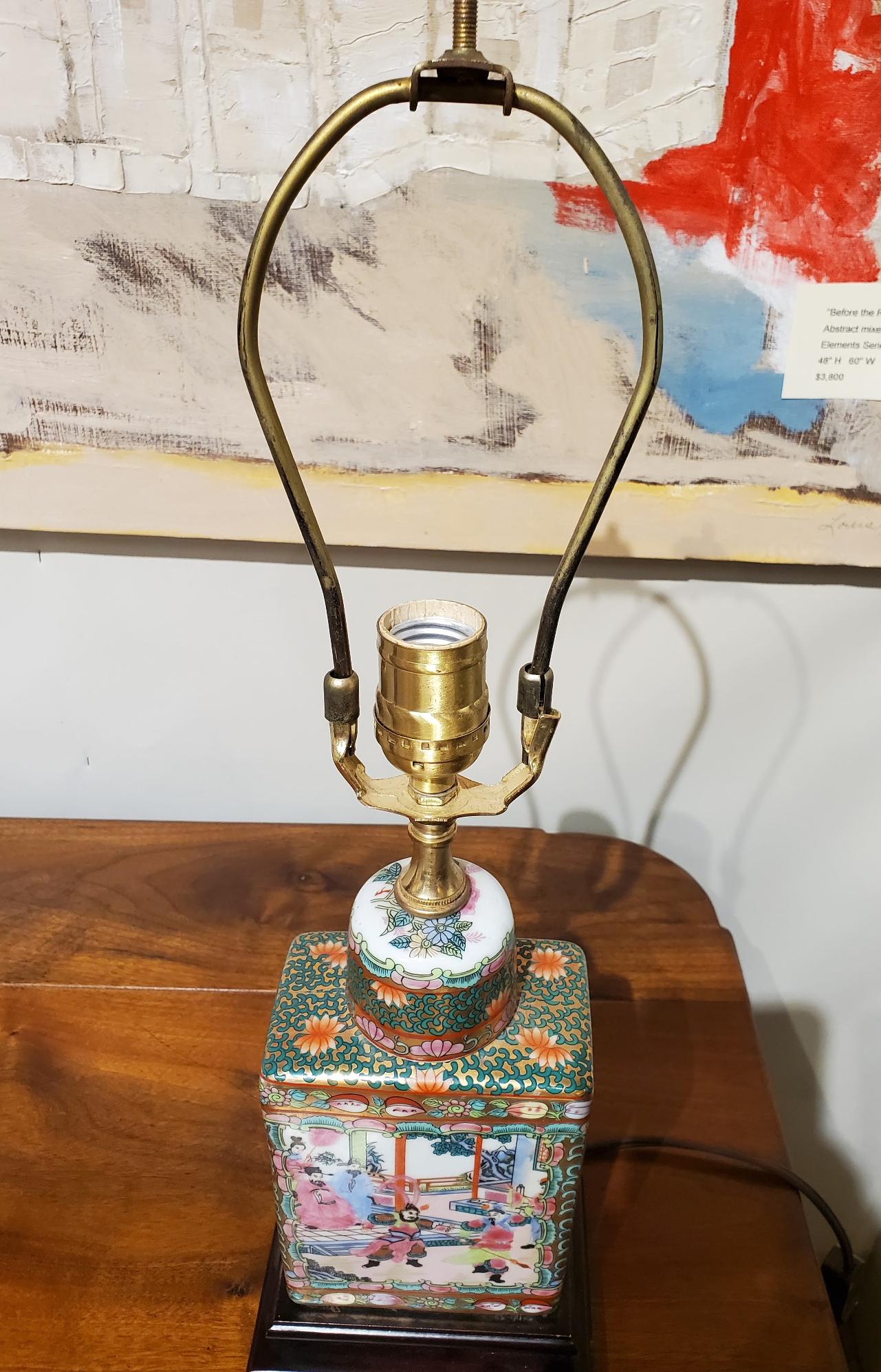 Small 19th Century Chinese Export Urn Converted to a Modern Lamp For Sale 8