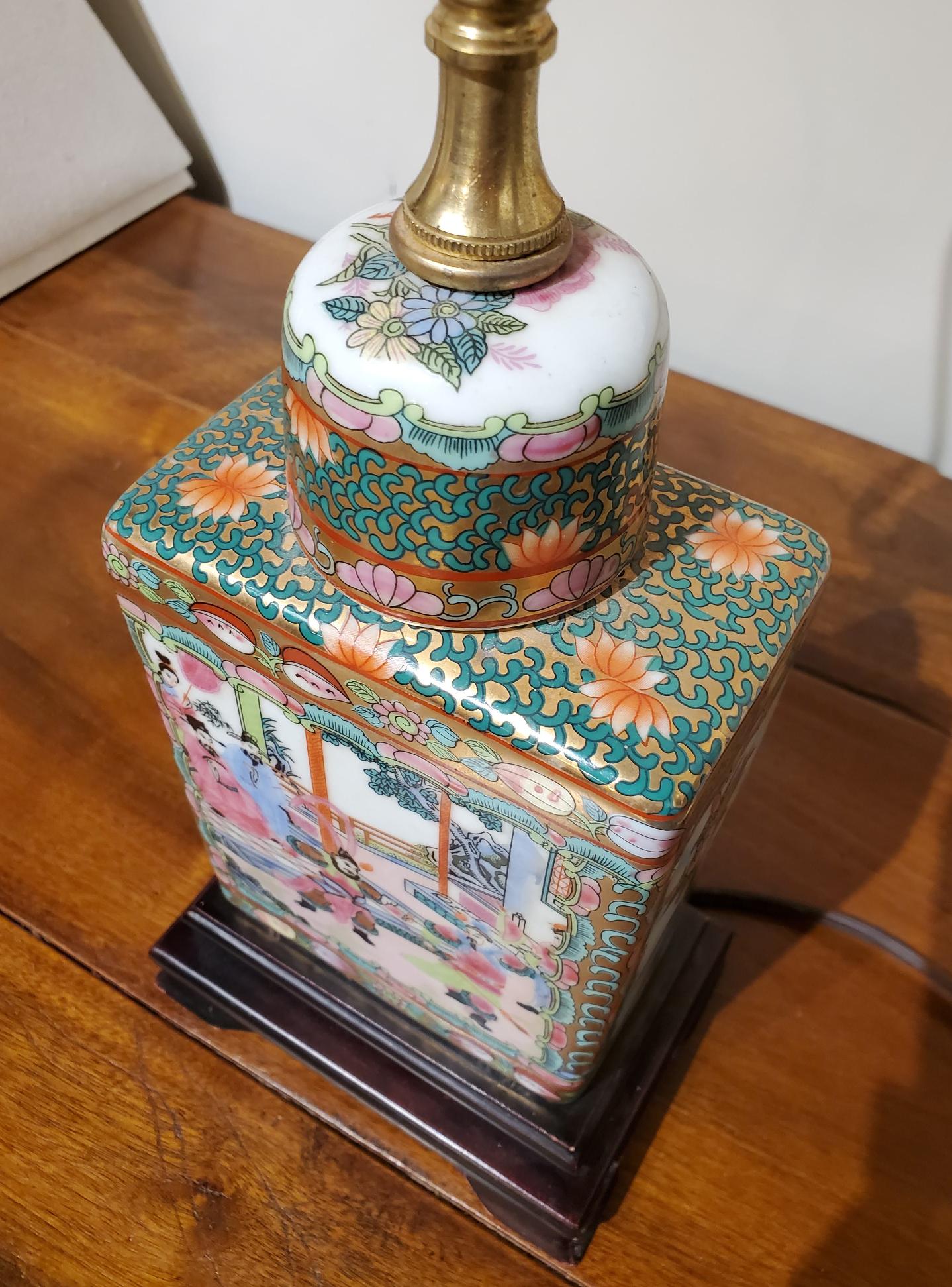 Small 19th Century Chinese Export Urn Converted to a Modern Lamp For Sale 4