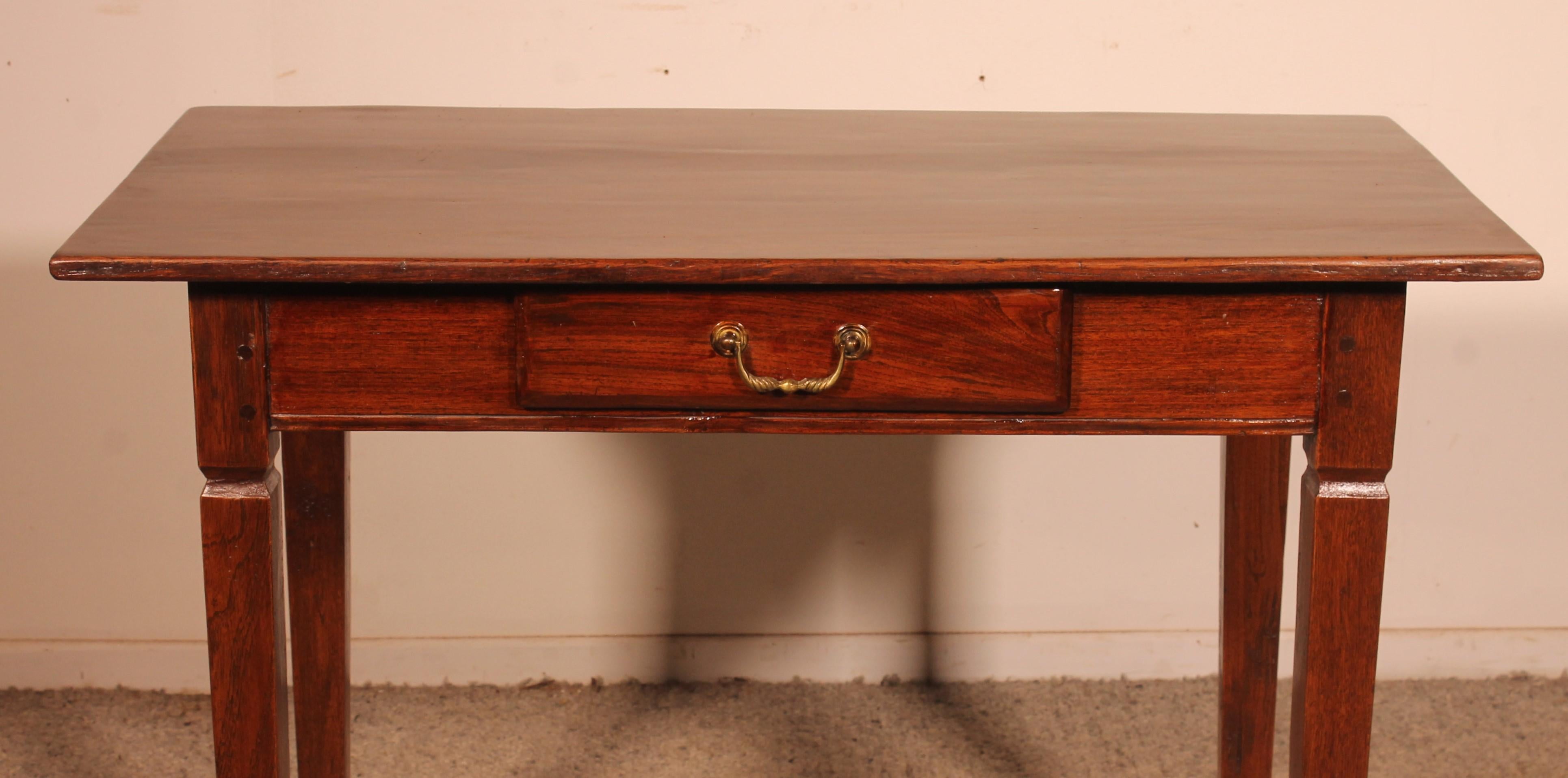 graziosa scrivania o tavolo in castagno del XIX secolo
un piano molto bello con una bella patina
Cassetto della cintura Louis
XVI gambe dritte
L'altezza sotto la cintura di 63 cm è comoda e sufficientemente alta per lavorare o mangiare.

In perfette