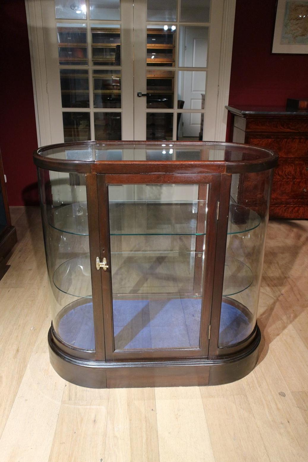 Beautiful small antique mahogany display case with curved glass on both sides. Showcase has 2 glass shelves. In original used condition. Beautiful appearance.
Origin: England
Period: Approx. 1920
Size 95cm x 48cm x h.95cm.