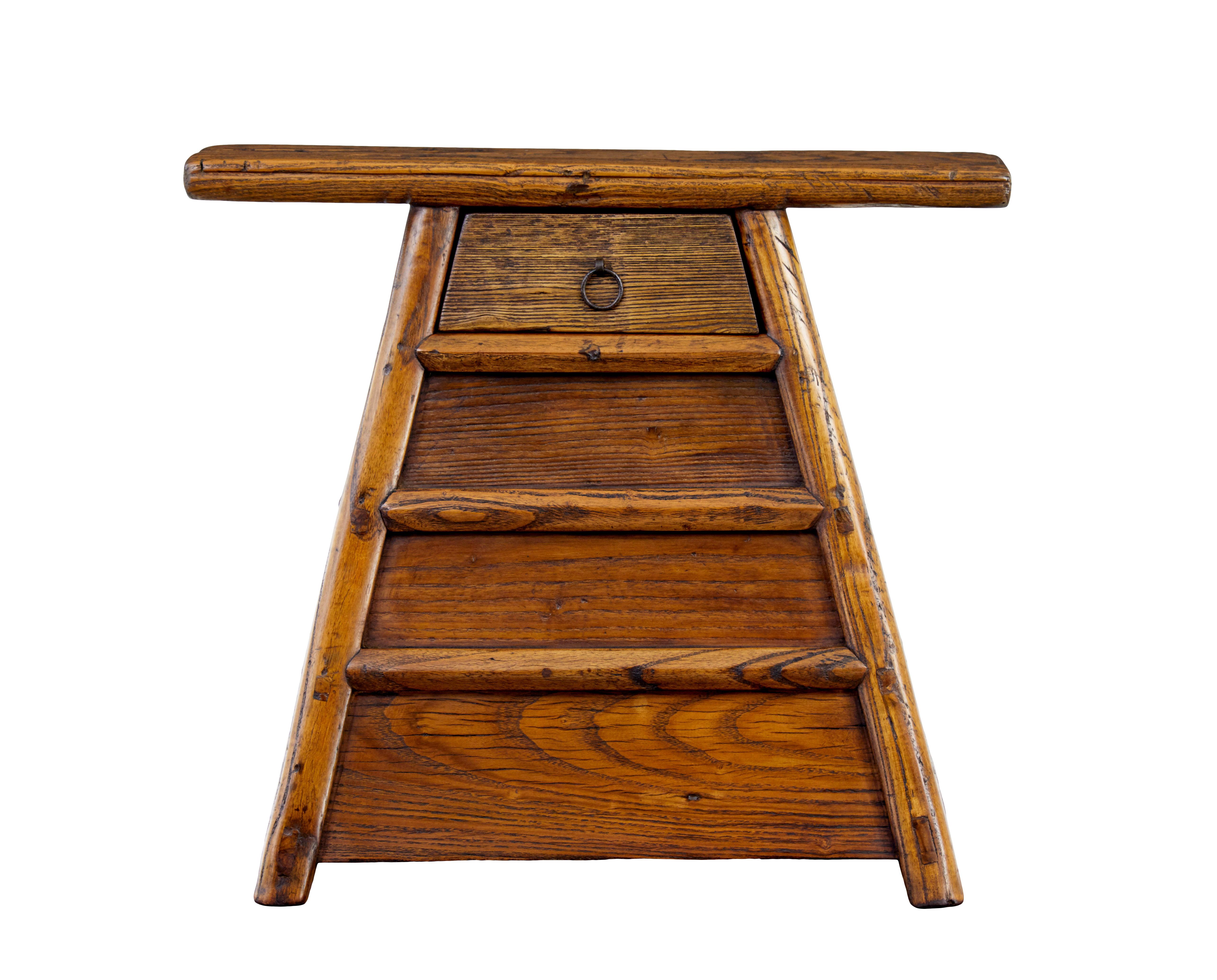 Piccola cassapanca da tavolo in olmo orientale del XIX secolo, circa 1890.

Cassapanca cinese a forma di piramide di altissima qualità realizzata in olmo.  Struttura a telaio con un cassetto singolo e poco profondo nella parte anteriore e 2 cassetti