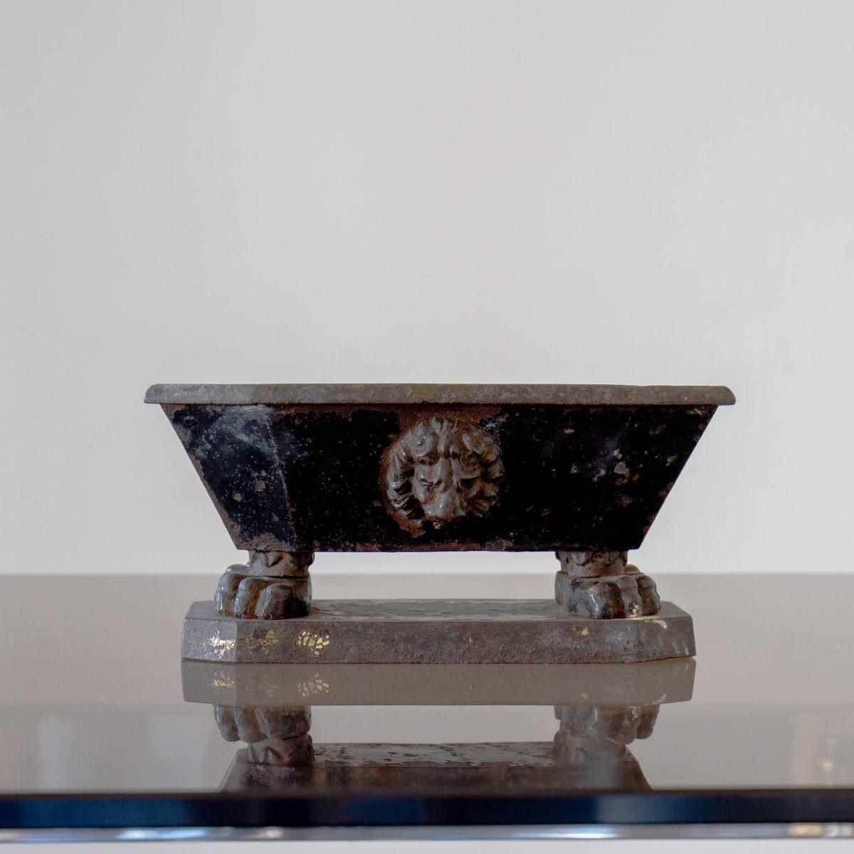 Small 19th Century Enamelled Iron Bath, circa 1850 1