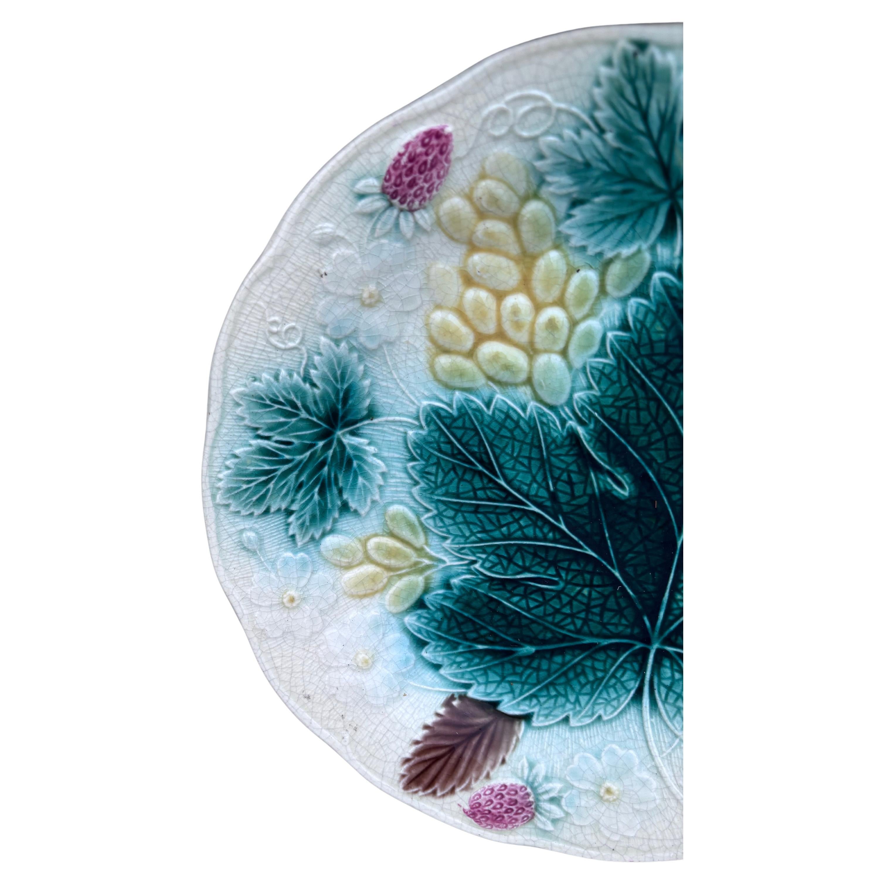 Rustic Small 19th Century English Majolica Grapes & Strawberries Plate For Sale