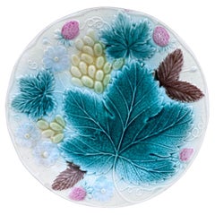 Piccolo piatto in maiolica inglese del XIX secolo con uva e fragole