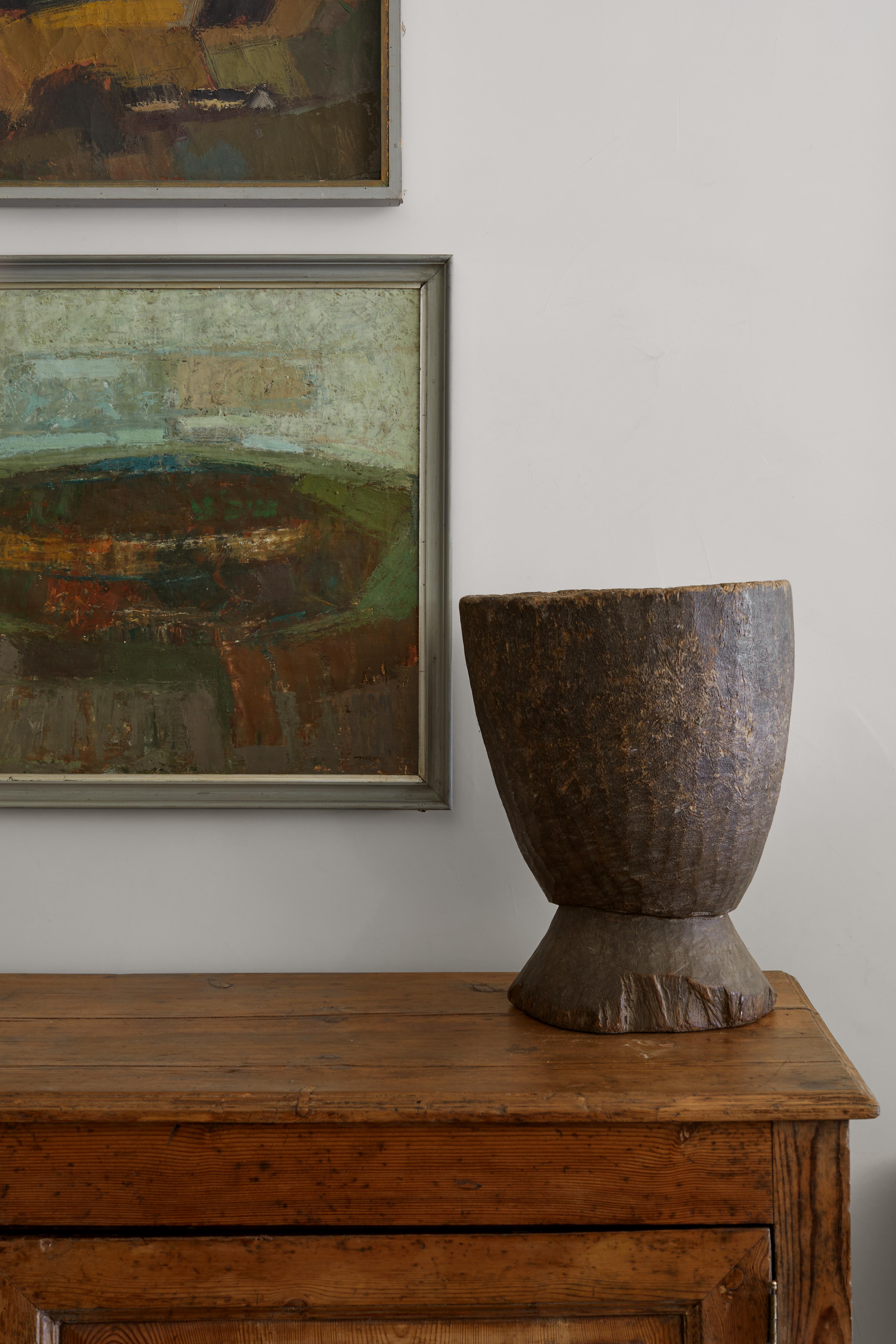Piccolo mortaio in legno europeo del XIX secolo

Abbraccia il fascino caratteristico di questo piccolo Wood Wood Mortar europeo, che emana calore grazie alla sua splendida finitura in legno. Con un'altezza di 16 pollici e un diametro di circa 13