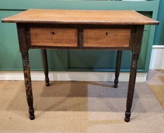 Petite table d'appoint en bois de ferme du 19ème siècle avec deux tiroirs