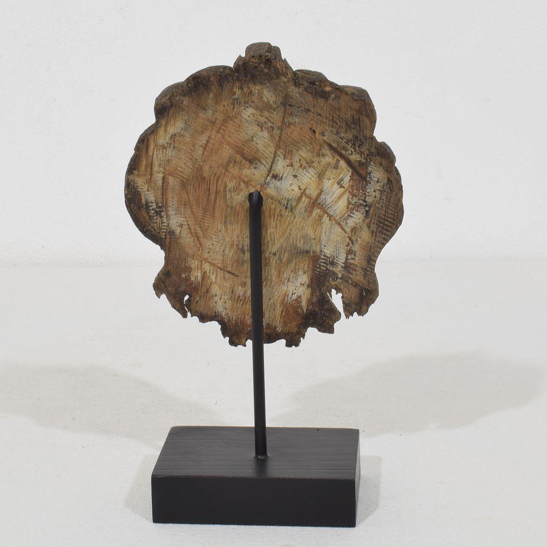 Piccola testa di leone in legno di Oak francese del XIX secolo In condizioni buone in vendita a Buisson, FR