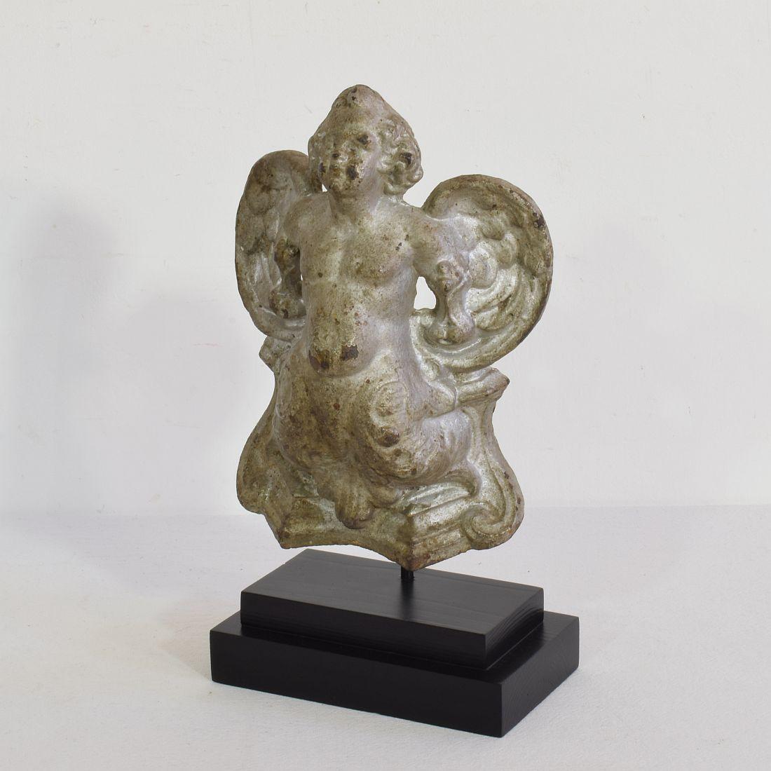 Very nice and small cast iron angel fragment
France circa 1850-1900.
Weathered.
Measurements includes the wooden base.