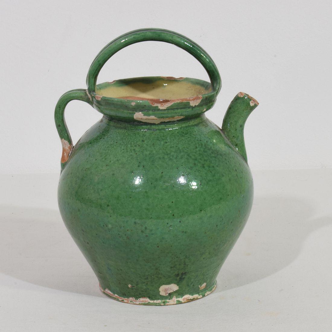 Französischer grüner glasierter Terrakotta-Krug oder Wasserkrug aus dem 19. Jahrhundert im Zustand „Relativ gut“ im Angebot in Buisson, FR