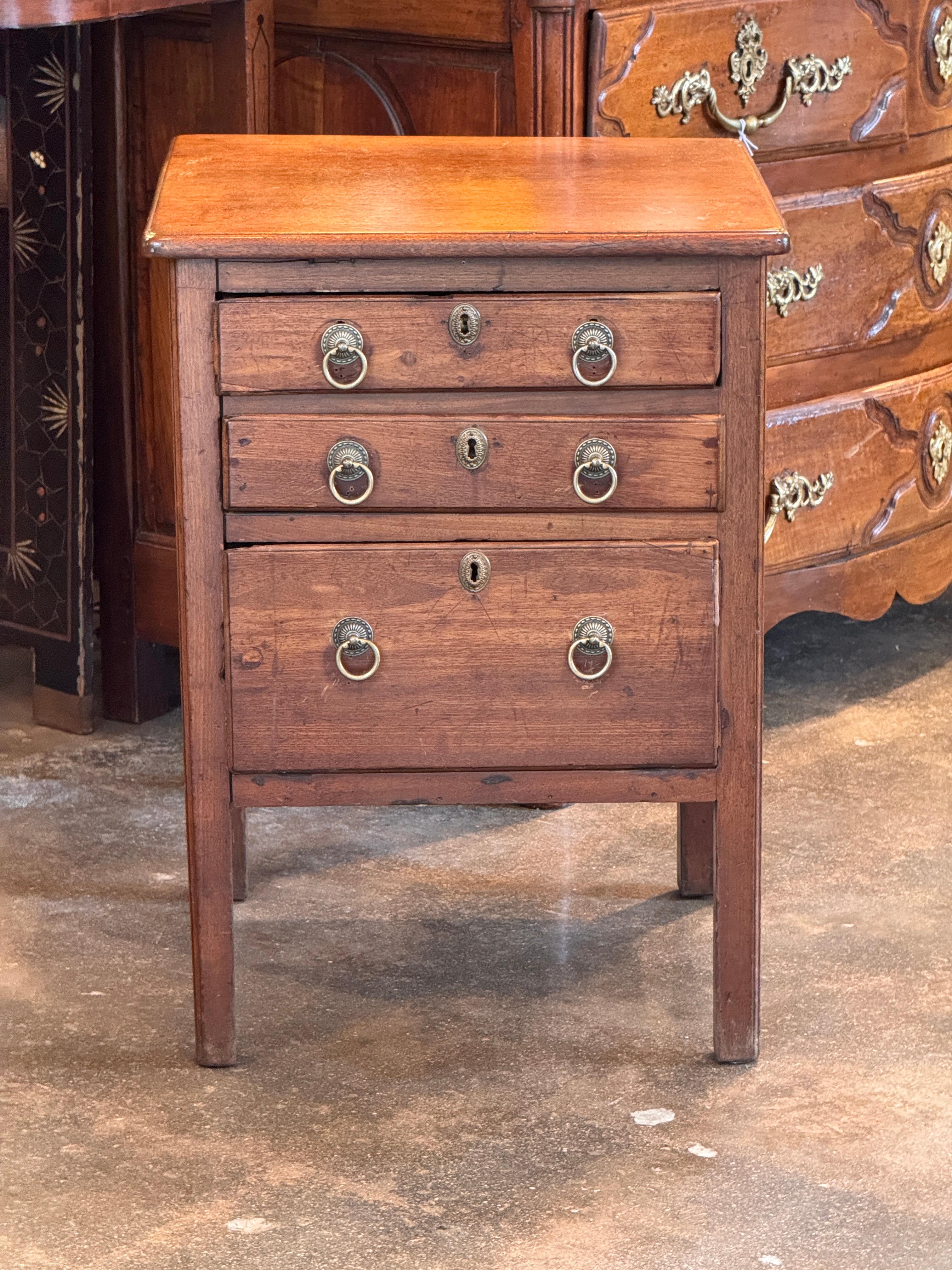Small 19th Century French Walnut Commode (Französisch) im Angebot