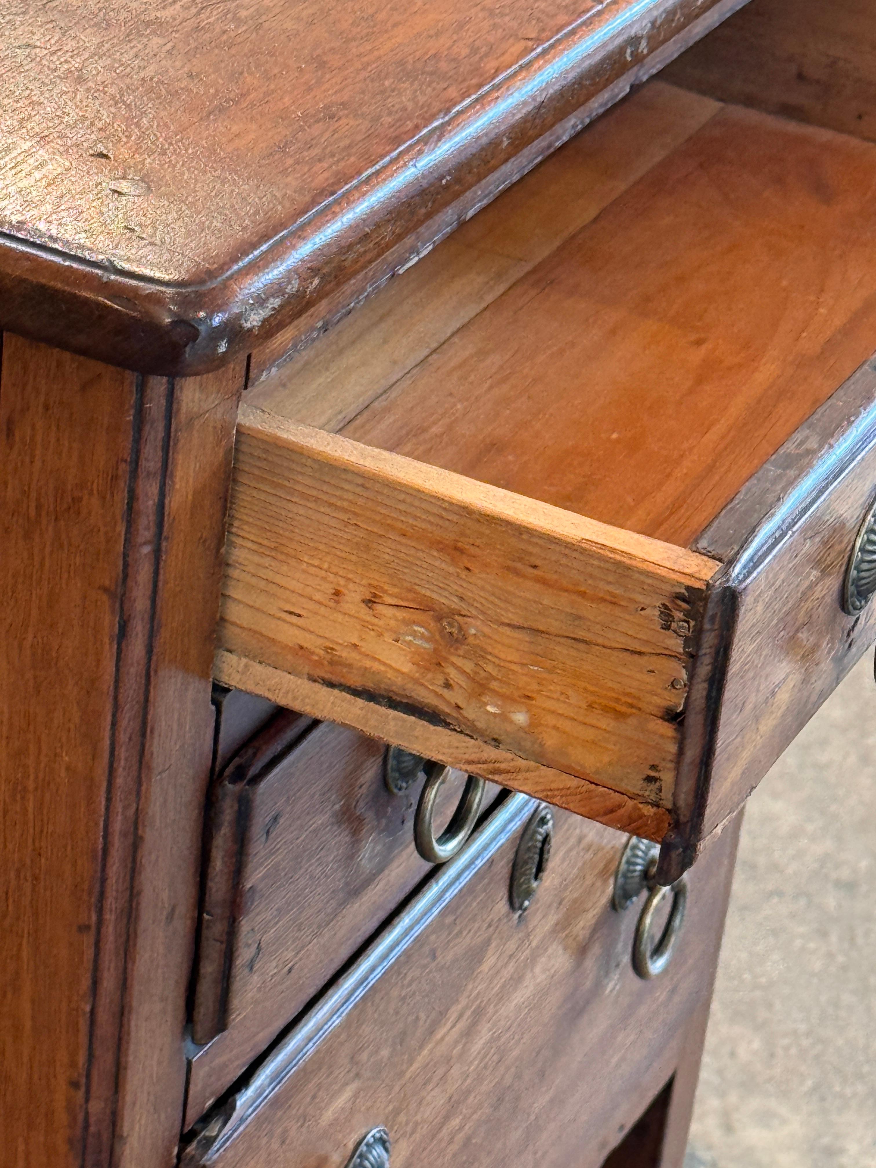 Small 19th Century French Walnut Commode im Zustand „Gut“ im Angebot in Charlottesville, VA