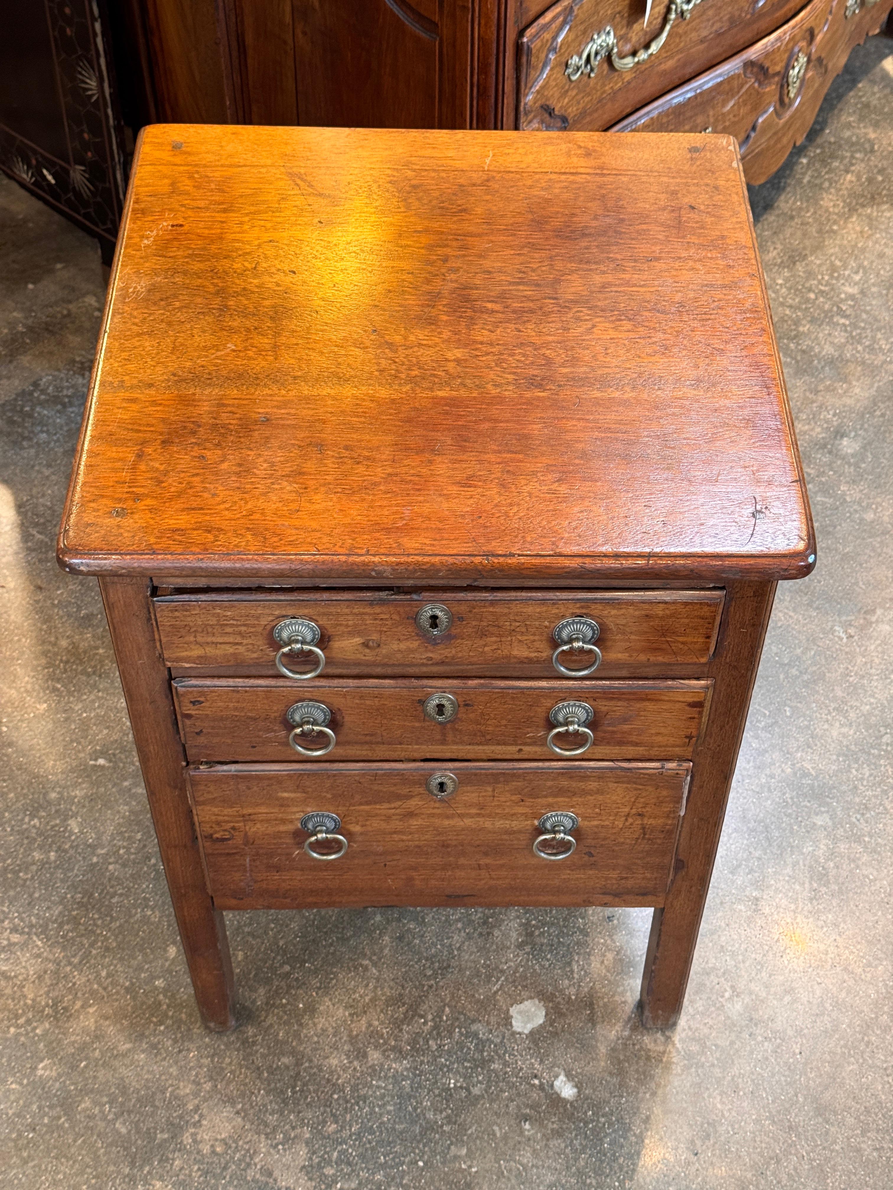 Small 19th Century French Walnut Commode (19. Jahrhundert) im Angebot