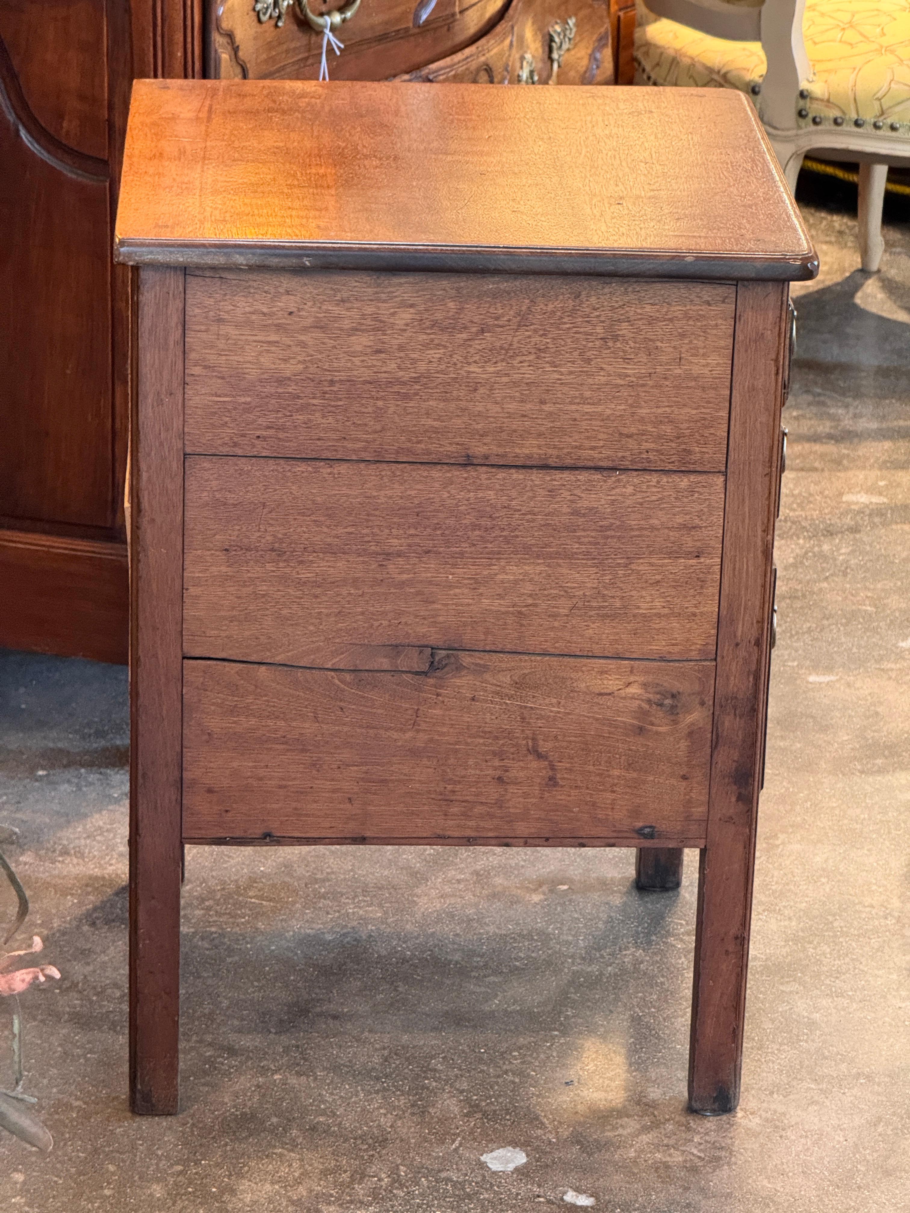 Small 19th Century French Walnut Commode (Walnuss) im Angebot