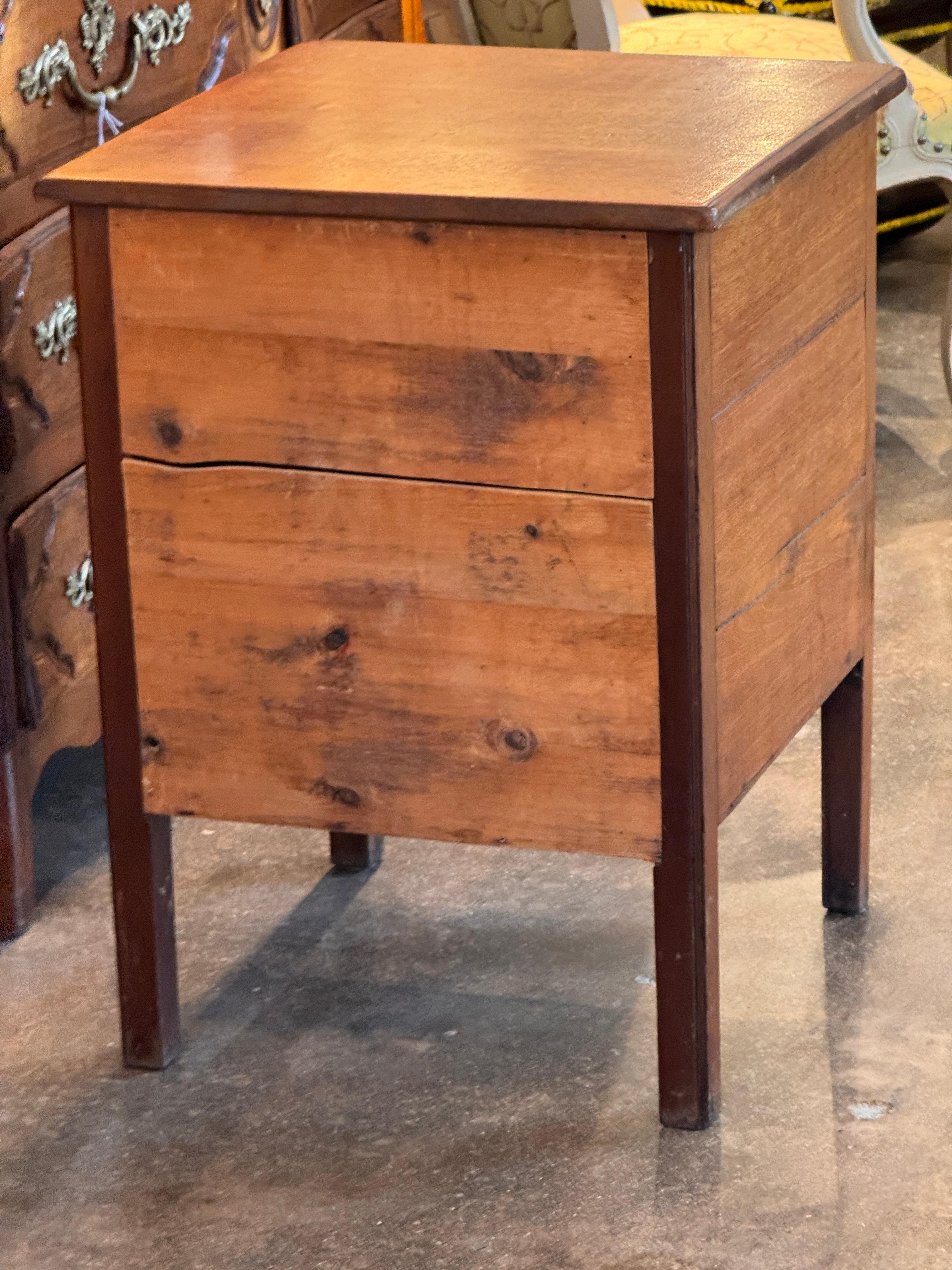 Small 19th Century French Walnut Commode im Angebot 1