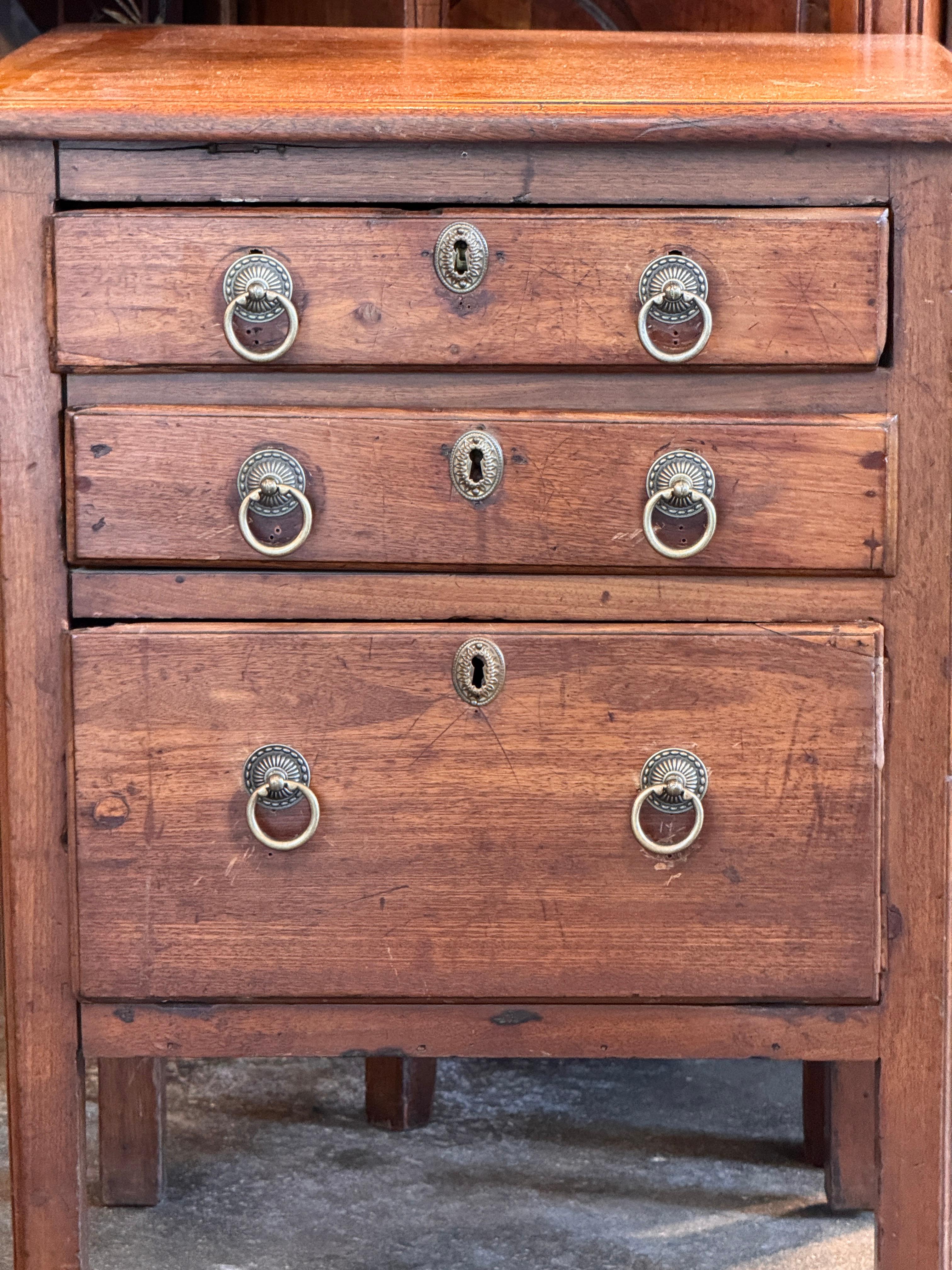 Small 19th Century French Walnut Commode im Angebot 2