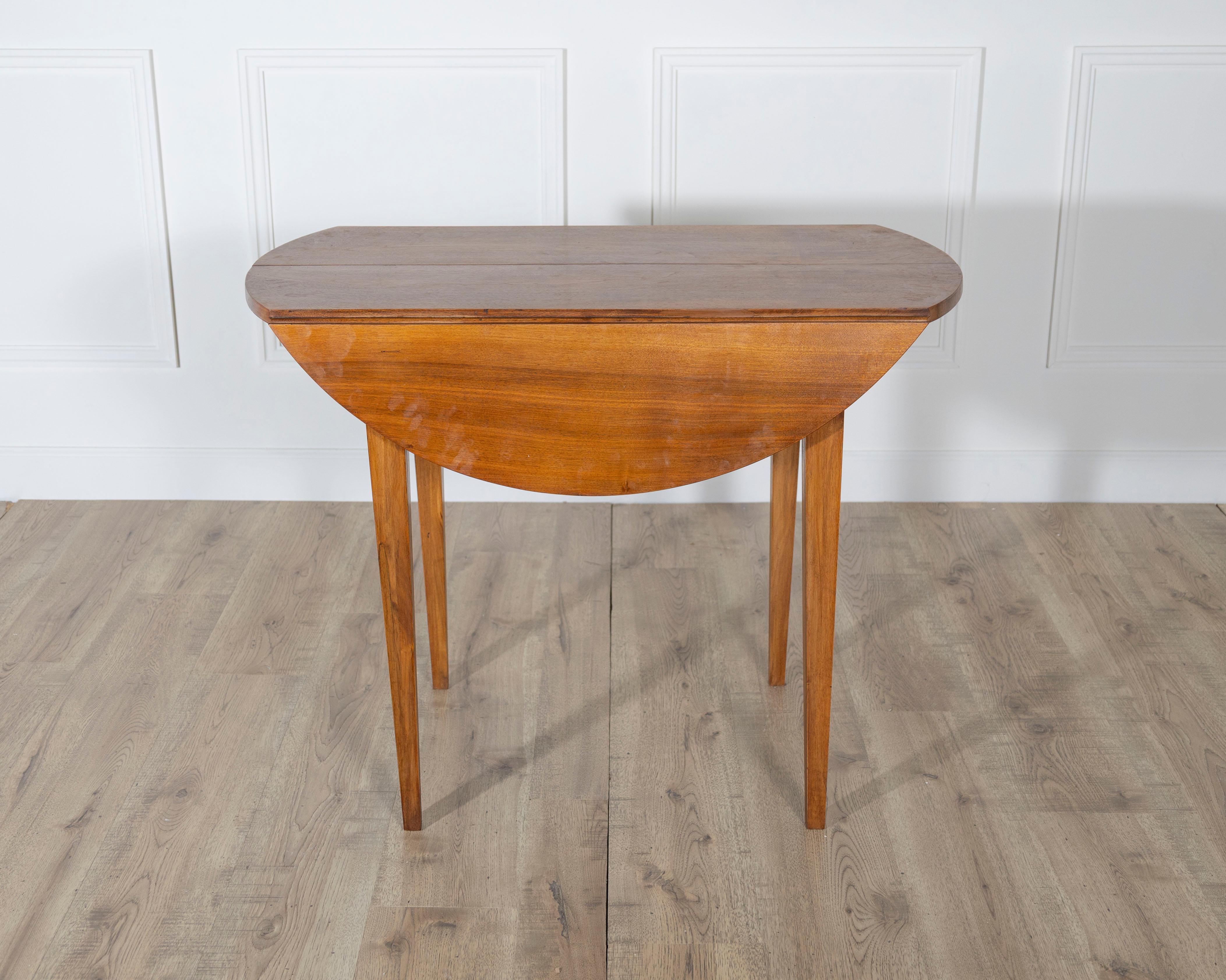 Small 19th Century French Walnut Extension Dining Table with One Leaf For Sale 6