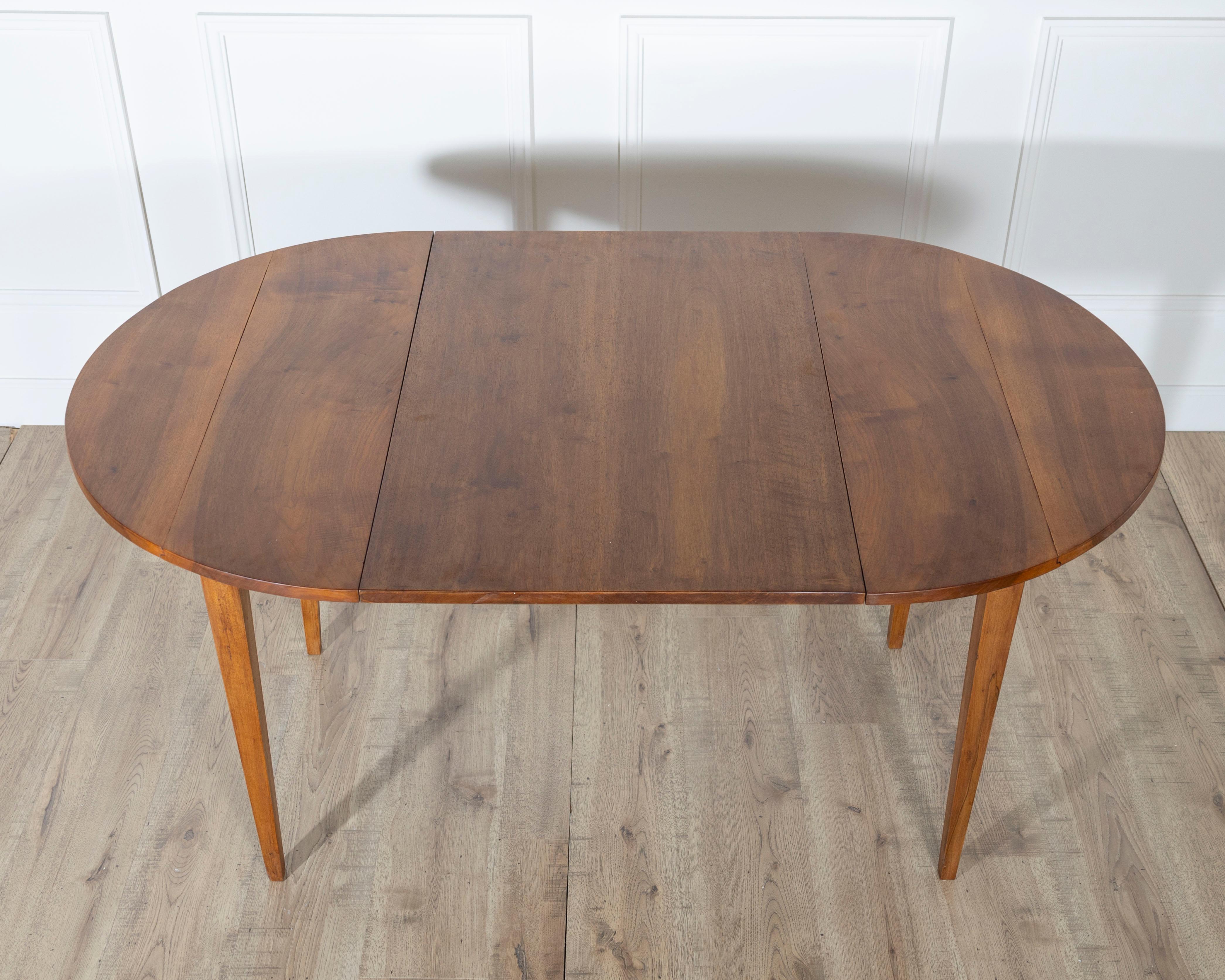 Small 19th Century French Walnut Extension Dining Table with One Leaf In Good Condition For Sale In Atlanta, GA