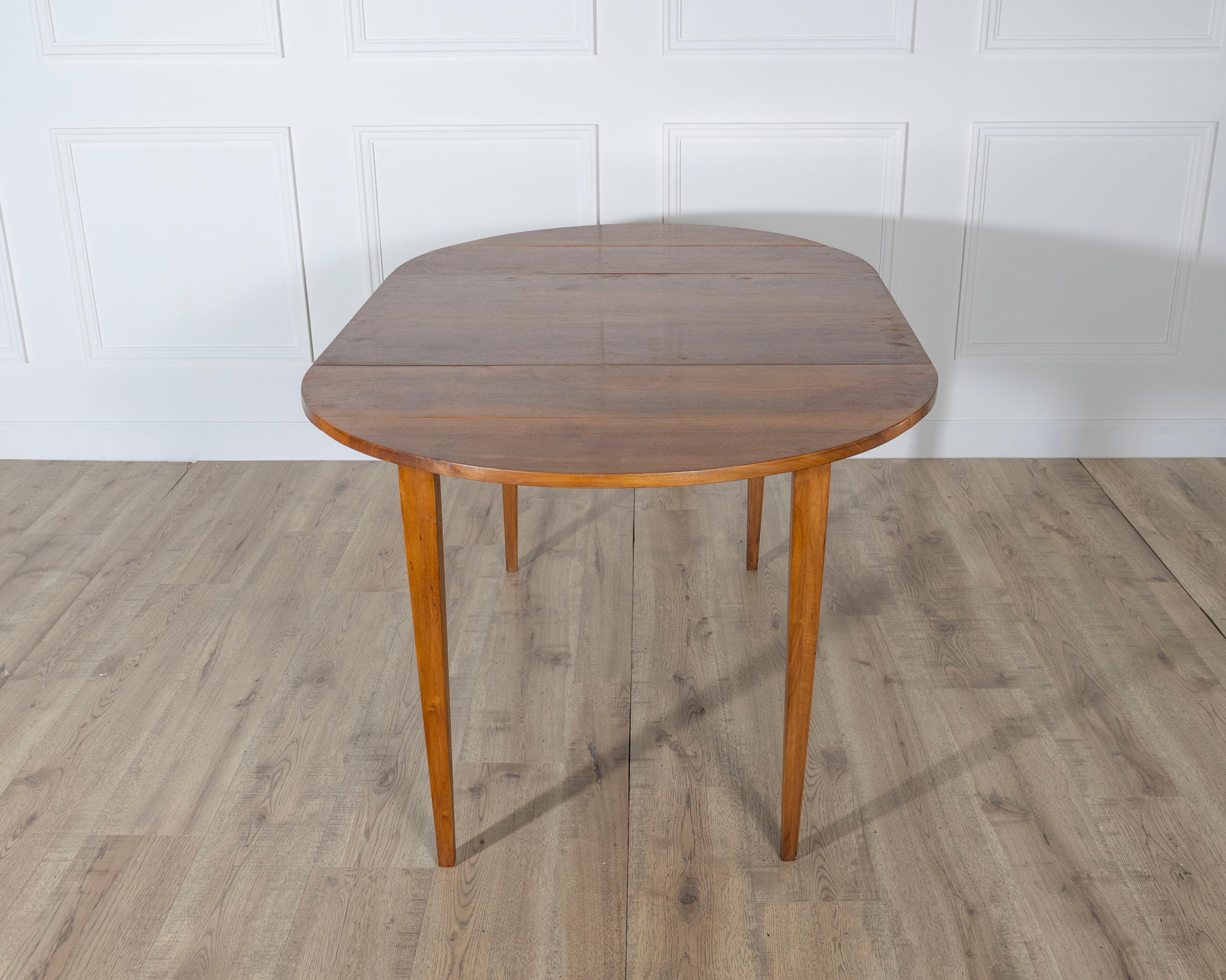 Small 19th Century French Walnut Extension Dining Table with One Leaf For Sale 1