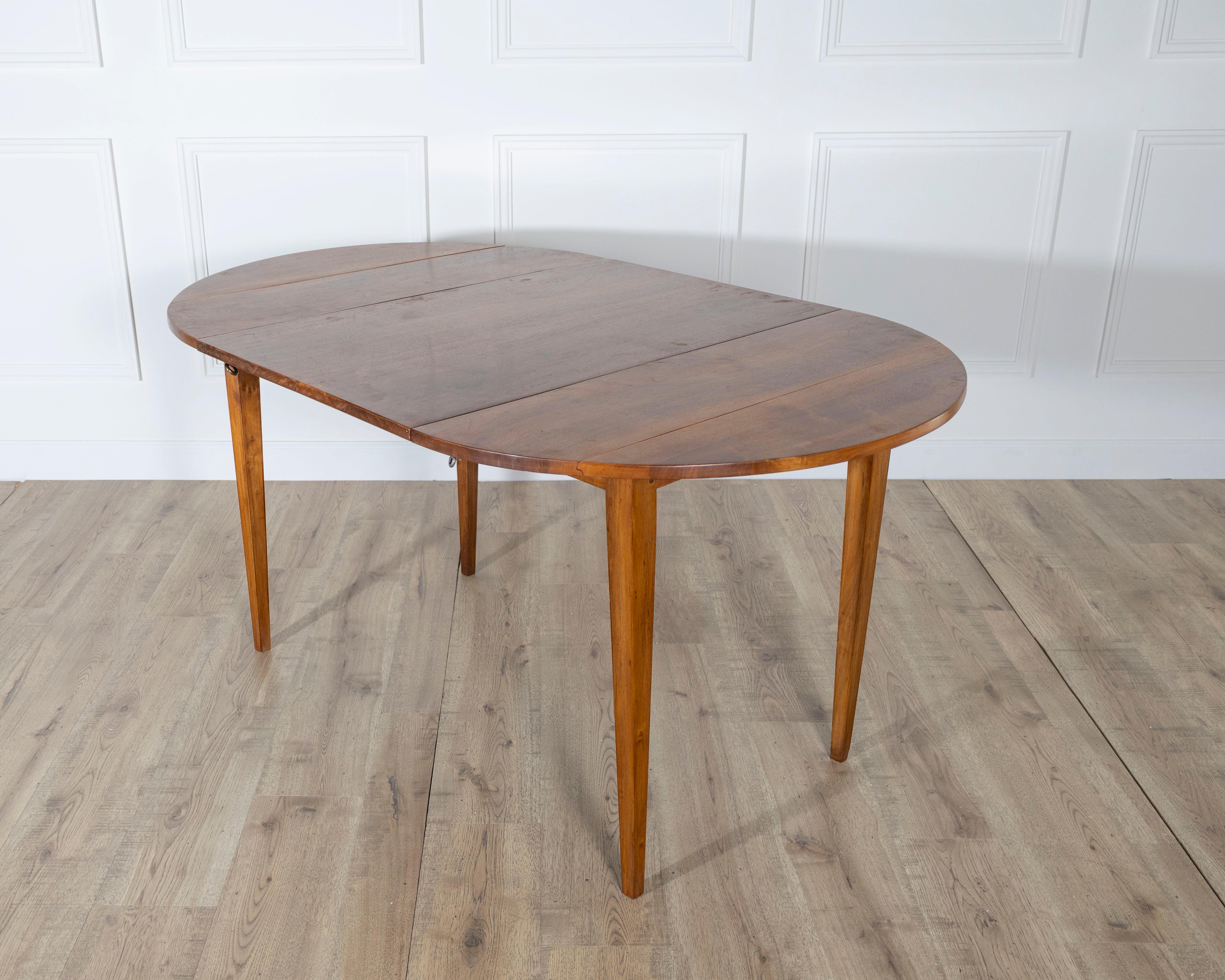 Small 19th Century French Walnut Extension Dining Table with One Leaf For Sale 2