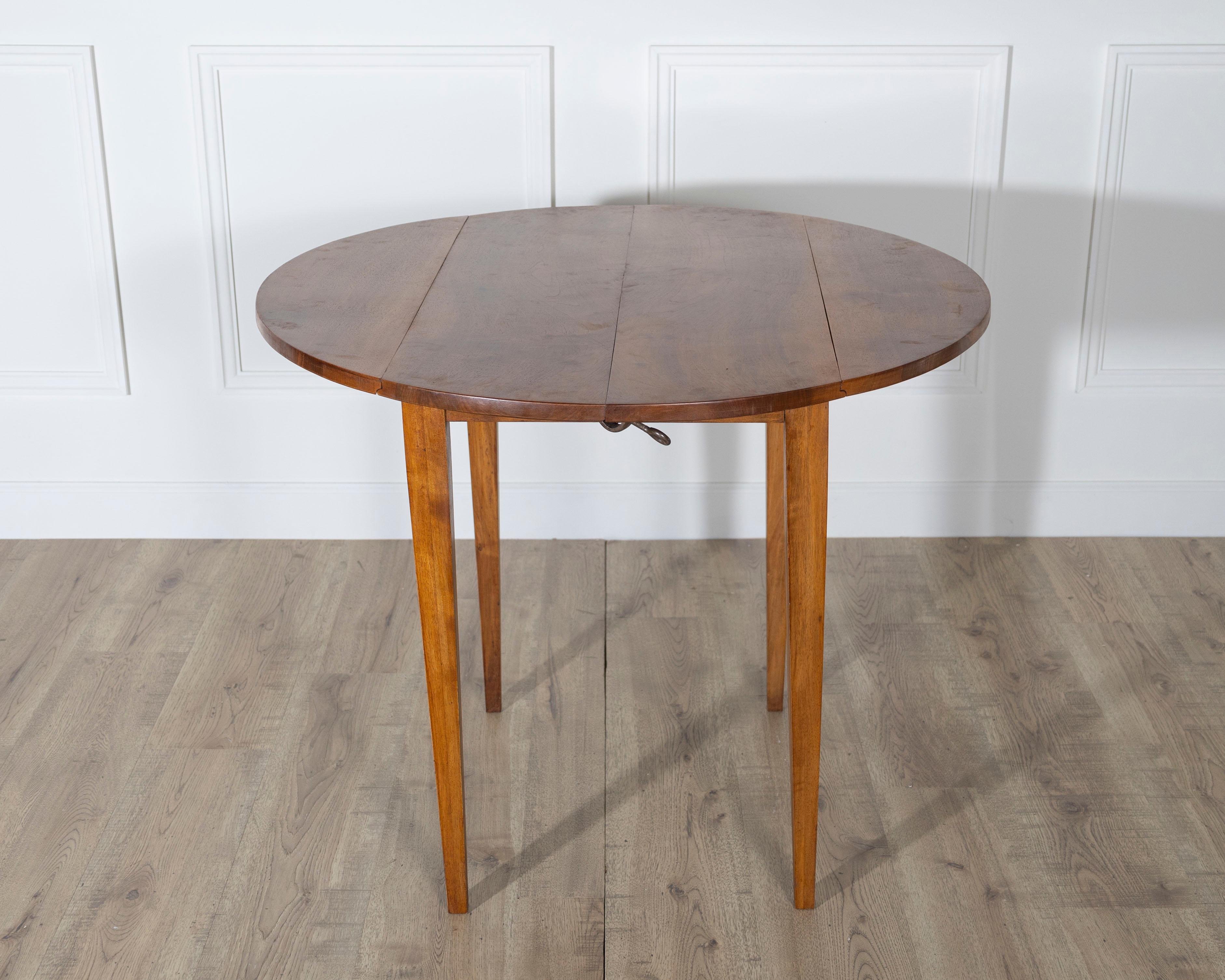 Small 19th Century French Walnut Extension Dining Table with One Leaf For Sale 4