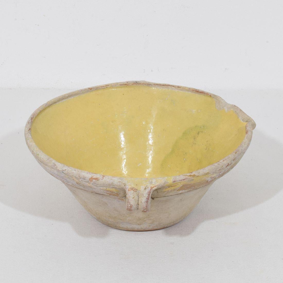 Small 19th Century French Yellow Glazed Terracotta Dairy Bowl or Tian In Good Condition For Sale In Buisson, FR