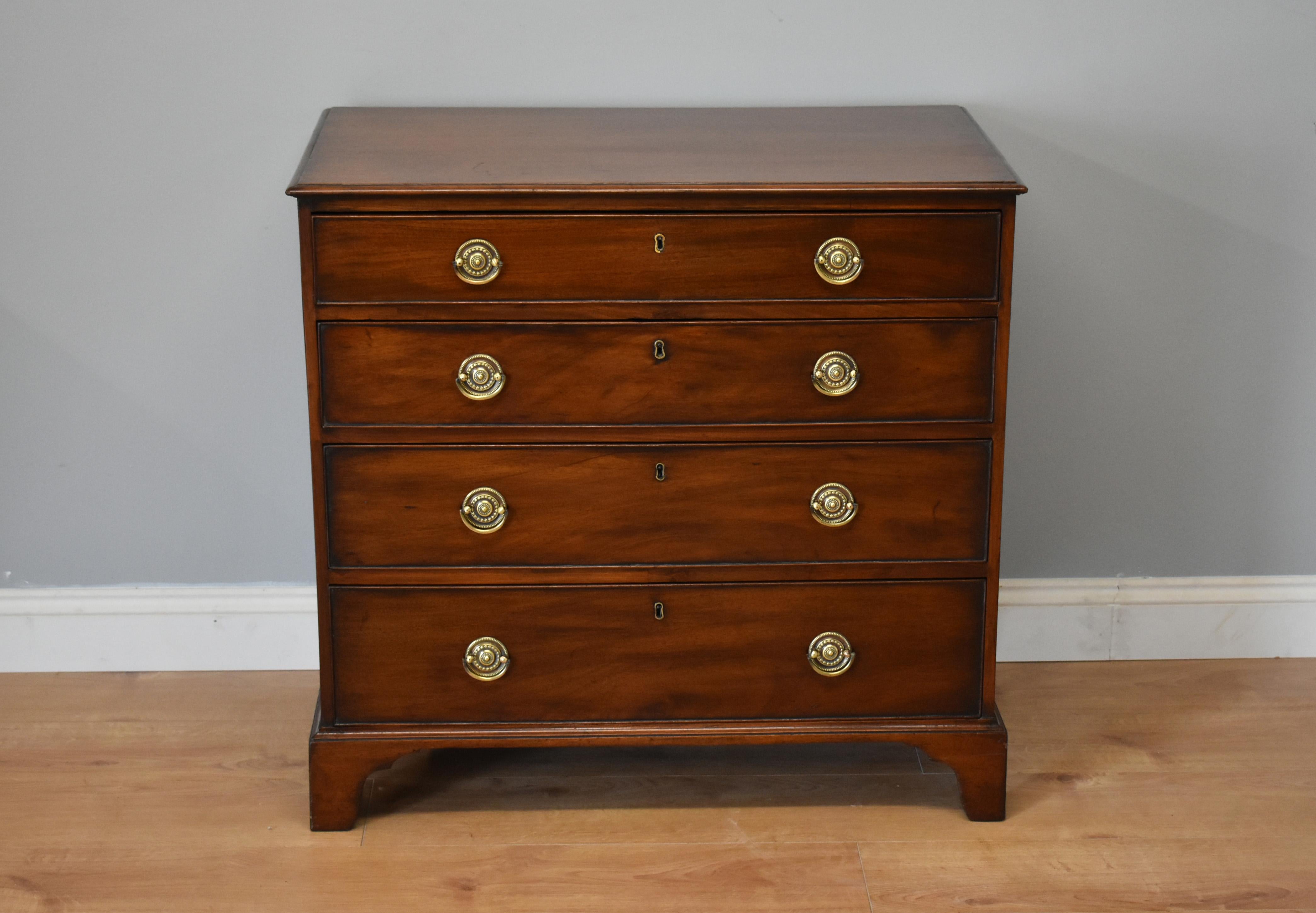 Small 19th Century George III Mahogany Chest of Drawers In Excellent Condition In Chelmsford, Essex