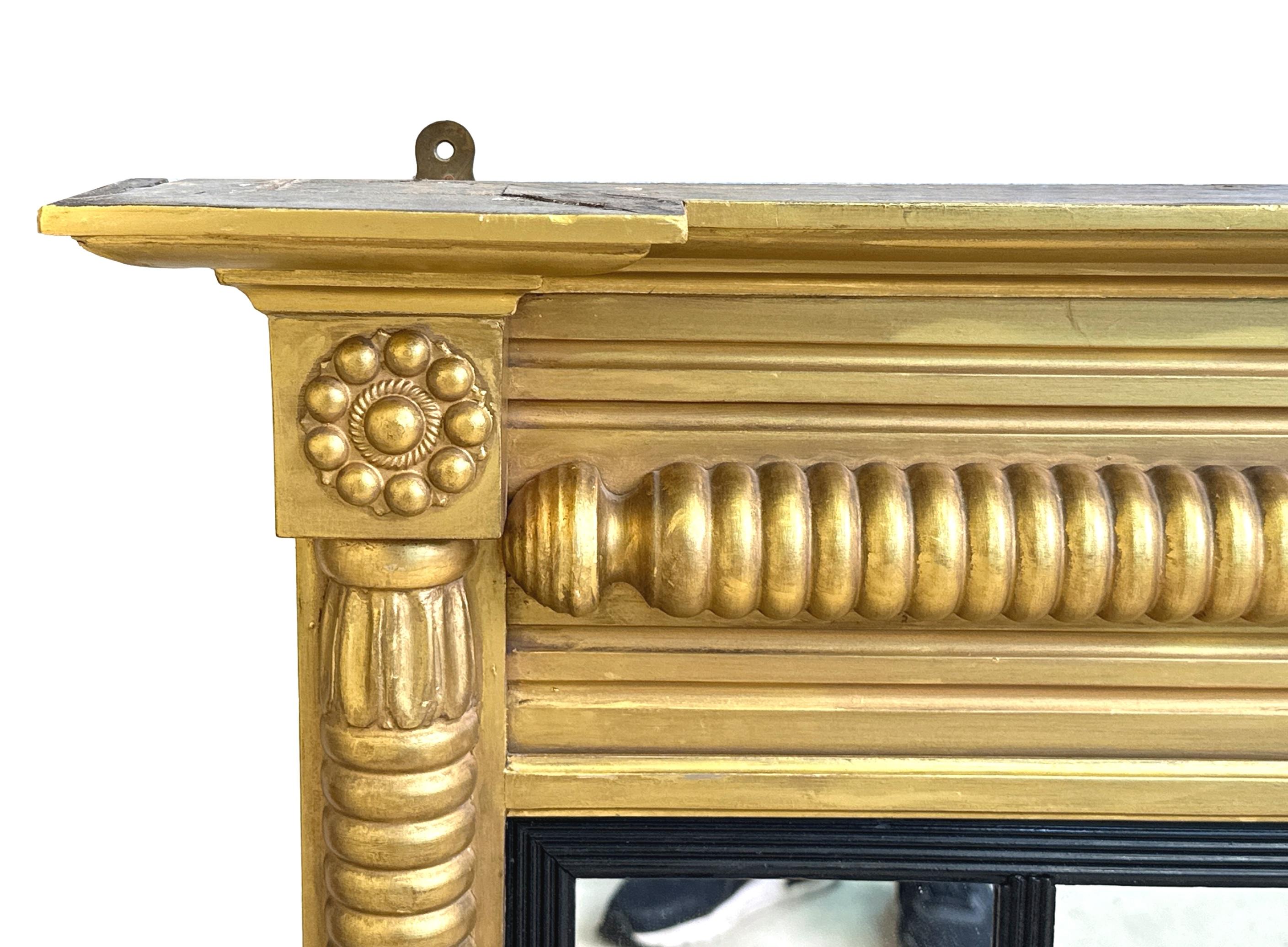 Un très beau miroir en bois doré et en gesso du milieu du XIXe siècle, aux proportions inhabituellement petites, avec des plaques de remplacement à triple miroir dans des glissières en roseau ébonisé, entourées de colonnes élégantes et bien