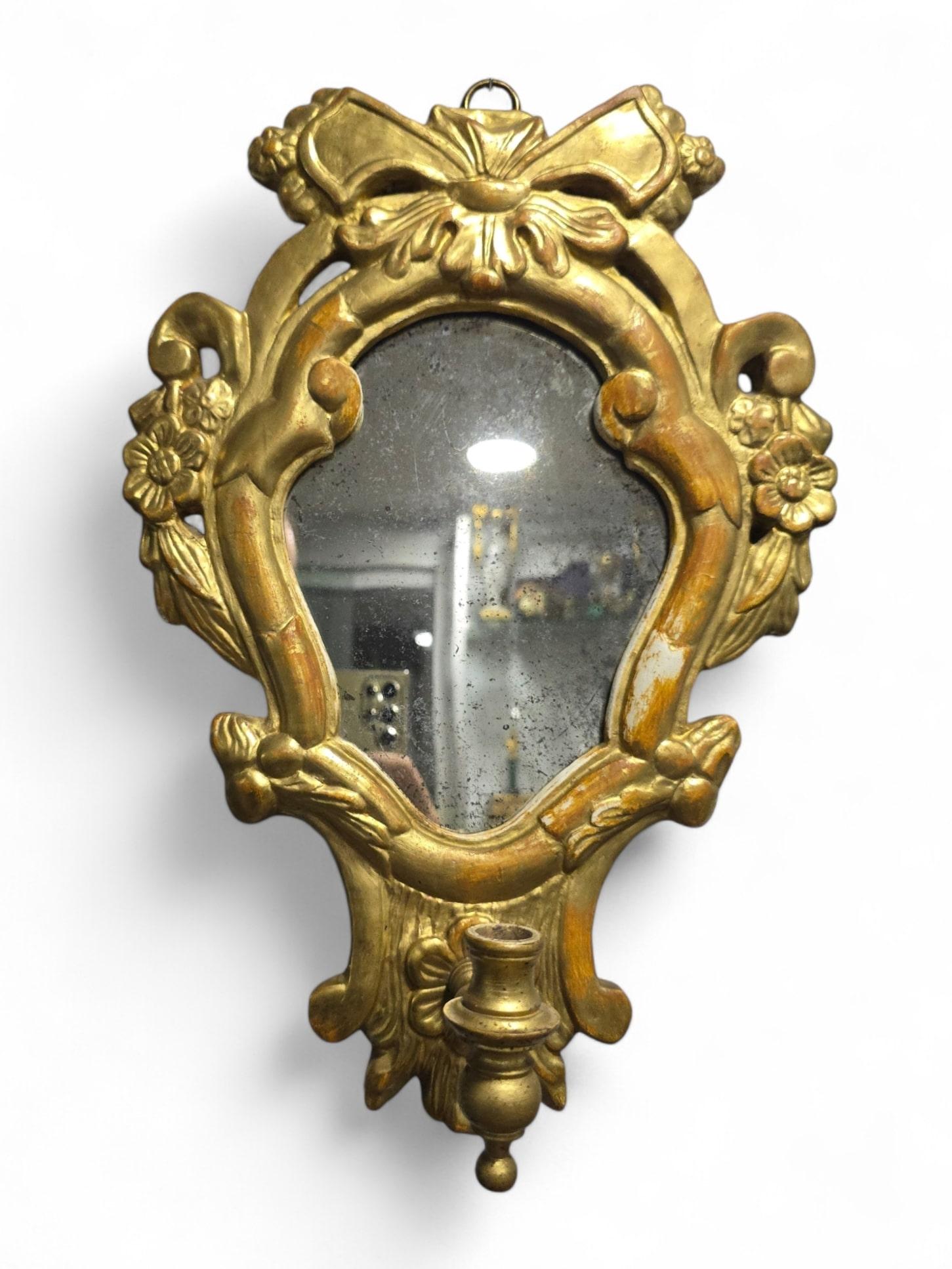 Piccolo specchio Cornucopia in legno dorato del XIX secolo con braccio a candela in vendita 5