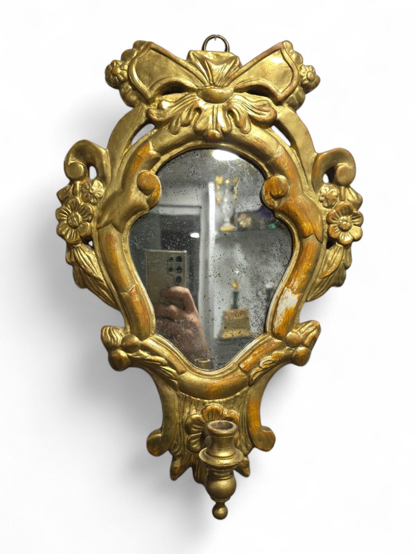 Piccolo specchio Cornucopia in legno dorato del XIX secolo con braccio a candela in vendita 7