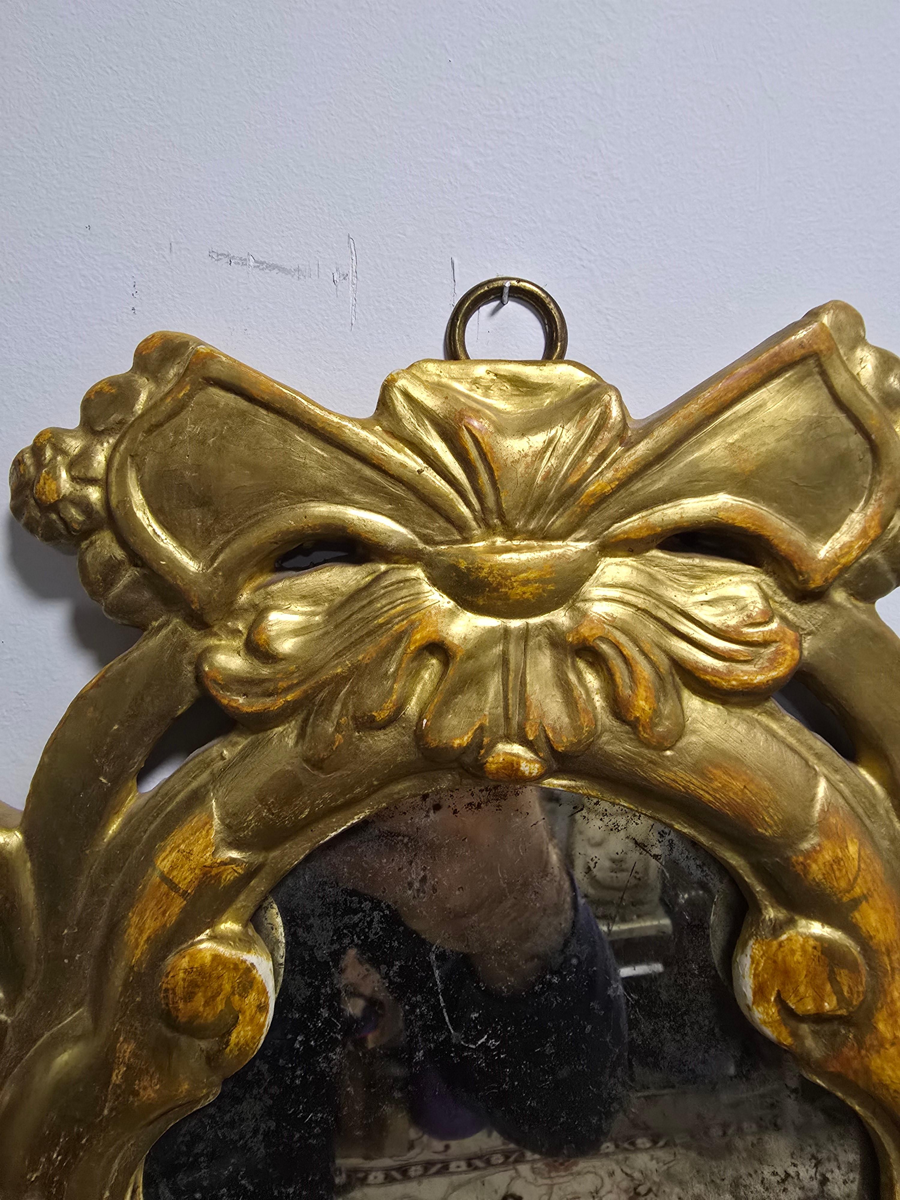 Piccolo specchio Cornucopia in legno dorato del XIX secolo con braccio a candela In condizioni buone in vendita a Madrid, ES