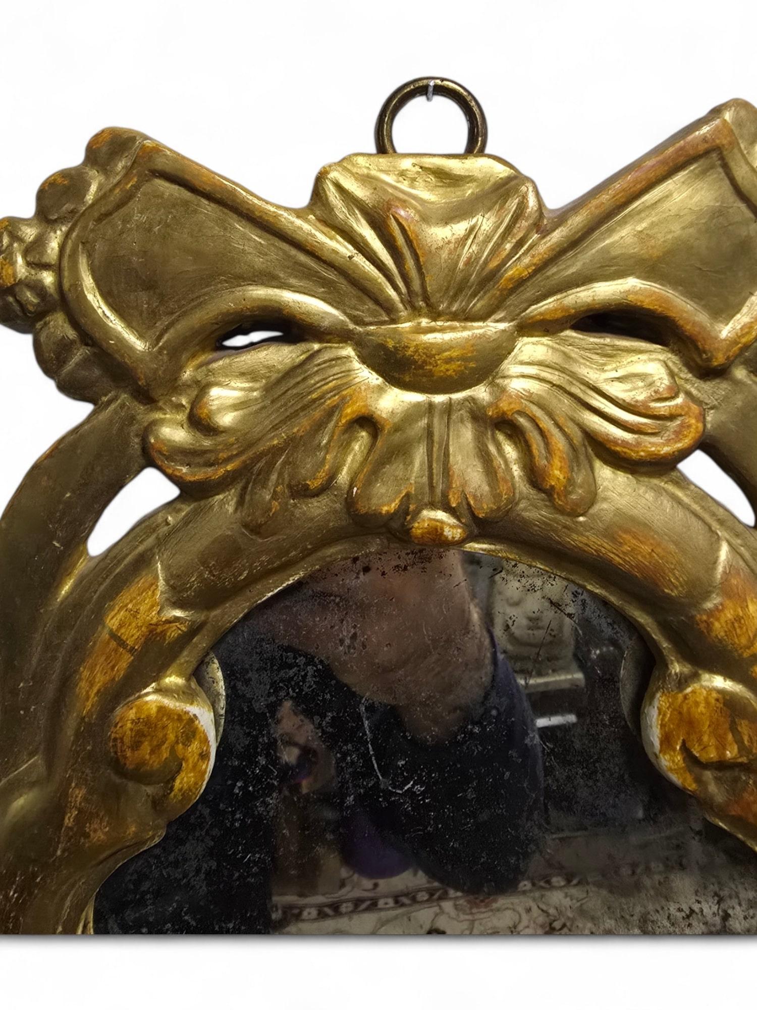 Piccolo specchio Cornucopia in legno dorato del XIX secolo con braccio a candela in vendita 1