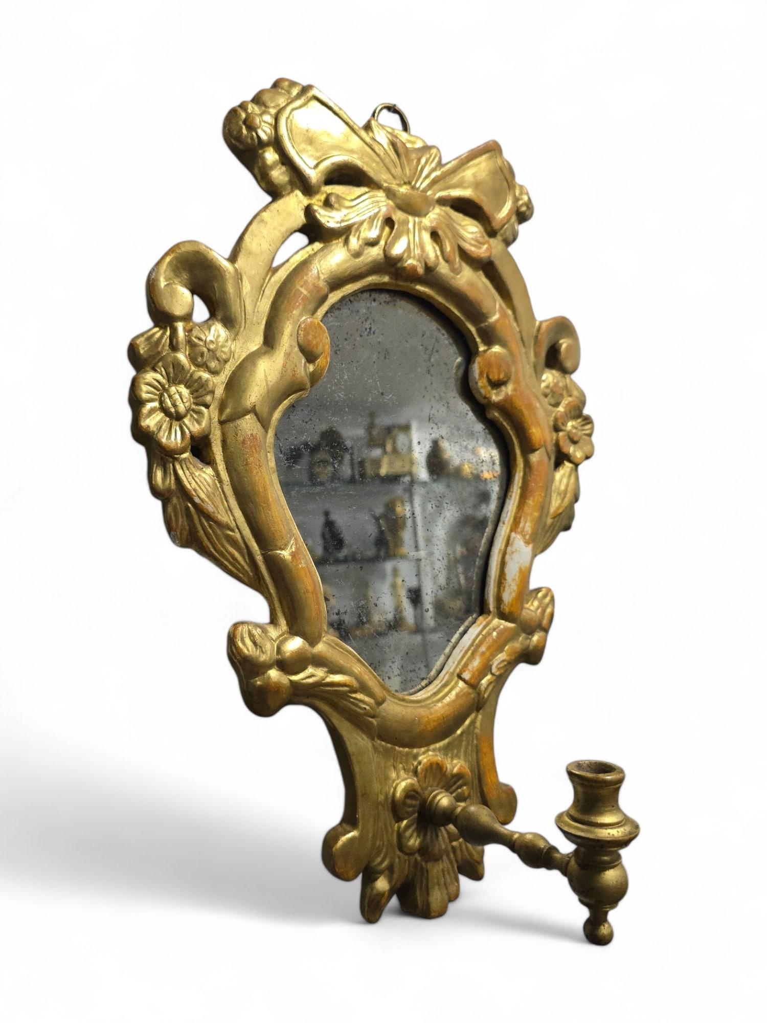 Piccolo specchio Cornucopia in legno dorato del XIX secolo con braccio a candela in vendita 2