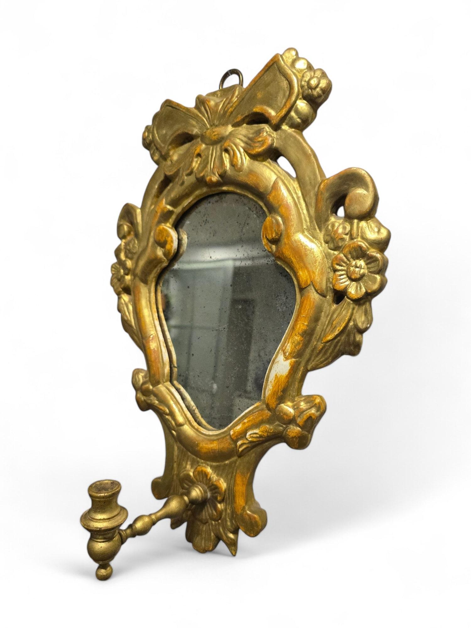 Piccolo specchio Cornucopia in legno dorato del XIX secolo con braccio a candela in vendita 3