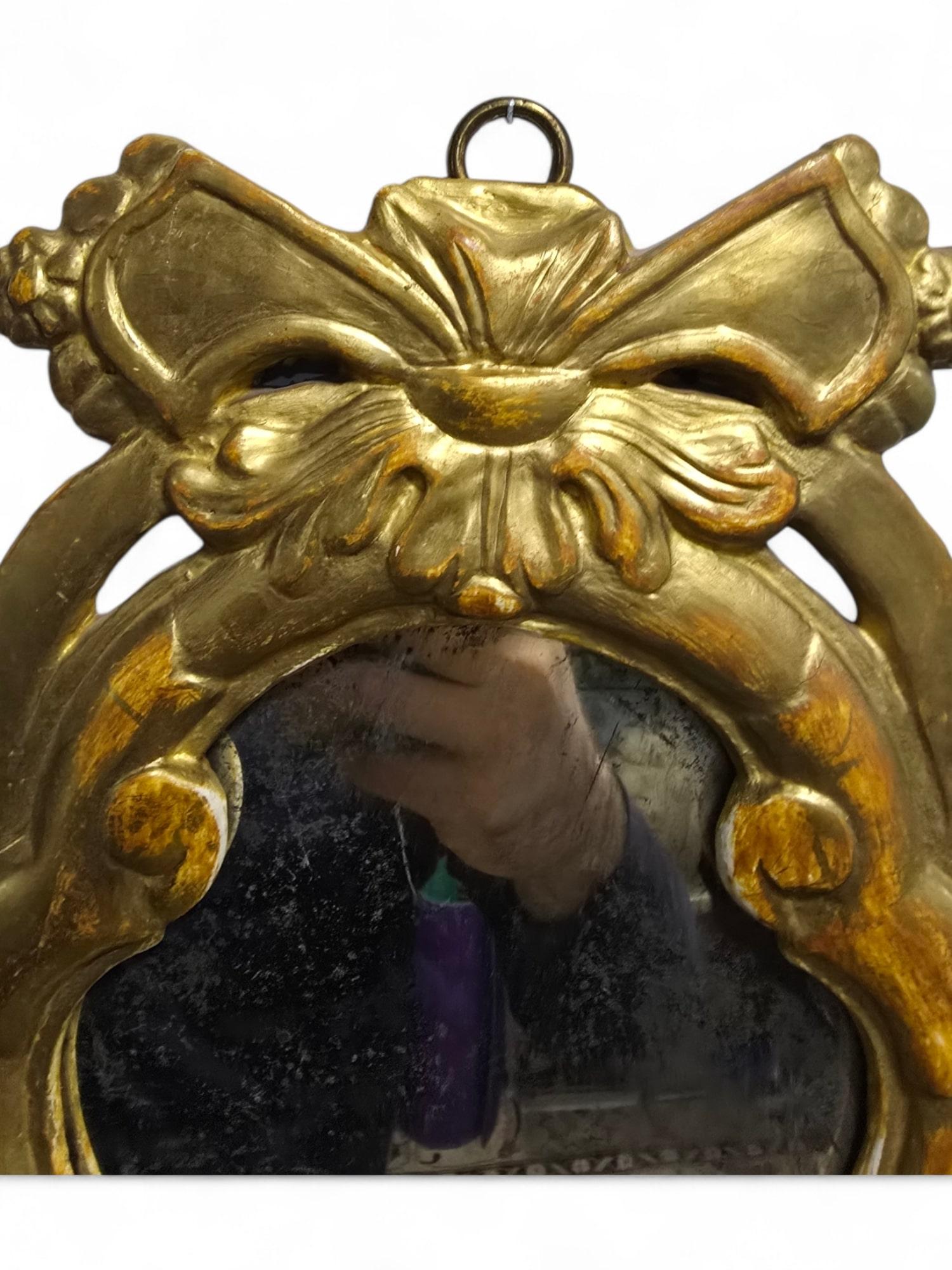 Piccolo specchio Cornucopia in legno dorato del XIX secolo con braccio a candela in vendita 4