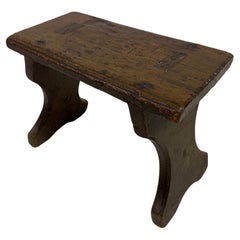 Piccolo sgabello in Oak intagliato a mano del XIX secolo con Silhouette scultorea