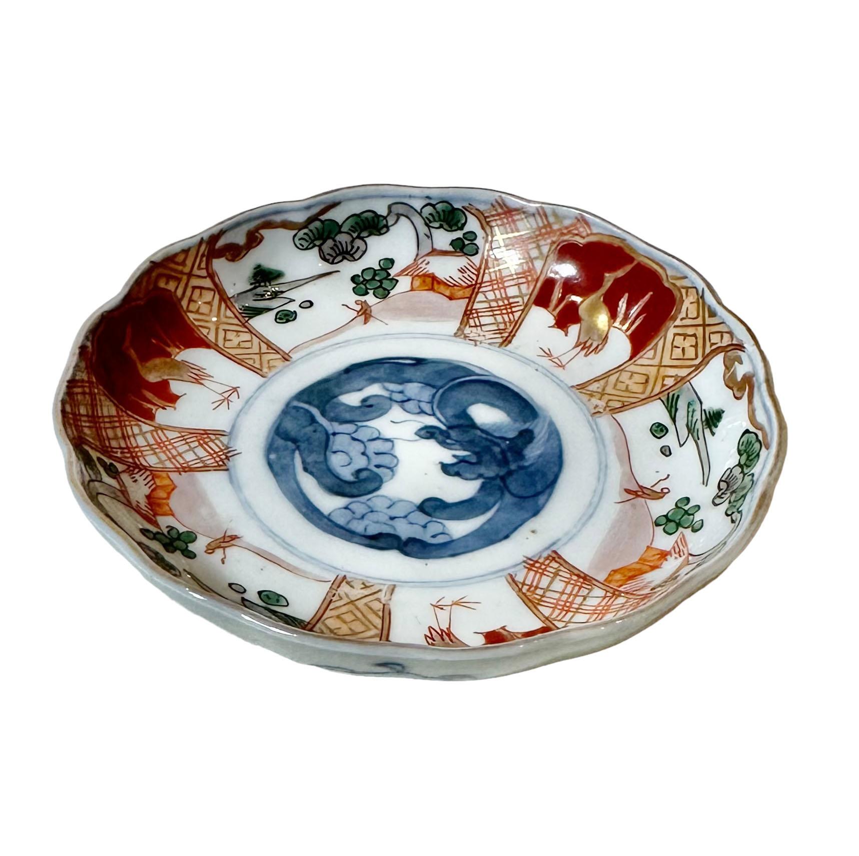 Una ciotola Imari giapponese di ottima qualità con bordo smerlato. Giappone, circa 1880.