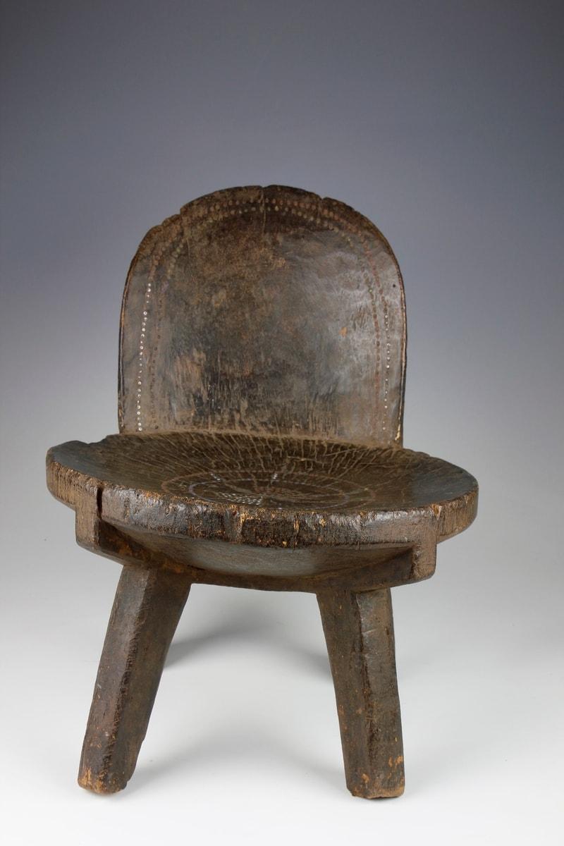Tribal Petite chaise d'aîné Kamba du 19ème siècle avec motif de lézard perlé, Kenya en vente