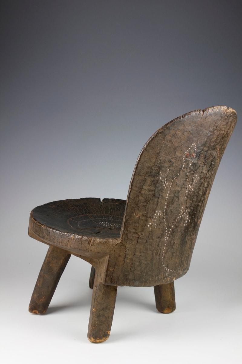 Kényan Petite chaise d'aîné Kamba du 19ème siècle avec motif de lézard perlé, Kenya en vente