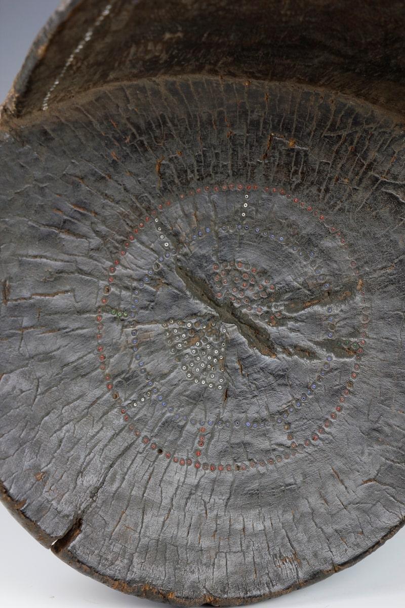 Sculpté à la main Petite chaise d'aîné Kamba du 19ème siècle avec motif de lézard perlé, Kenya en vente