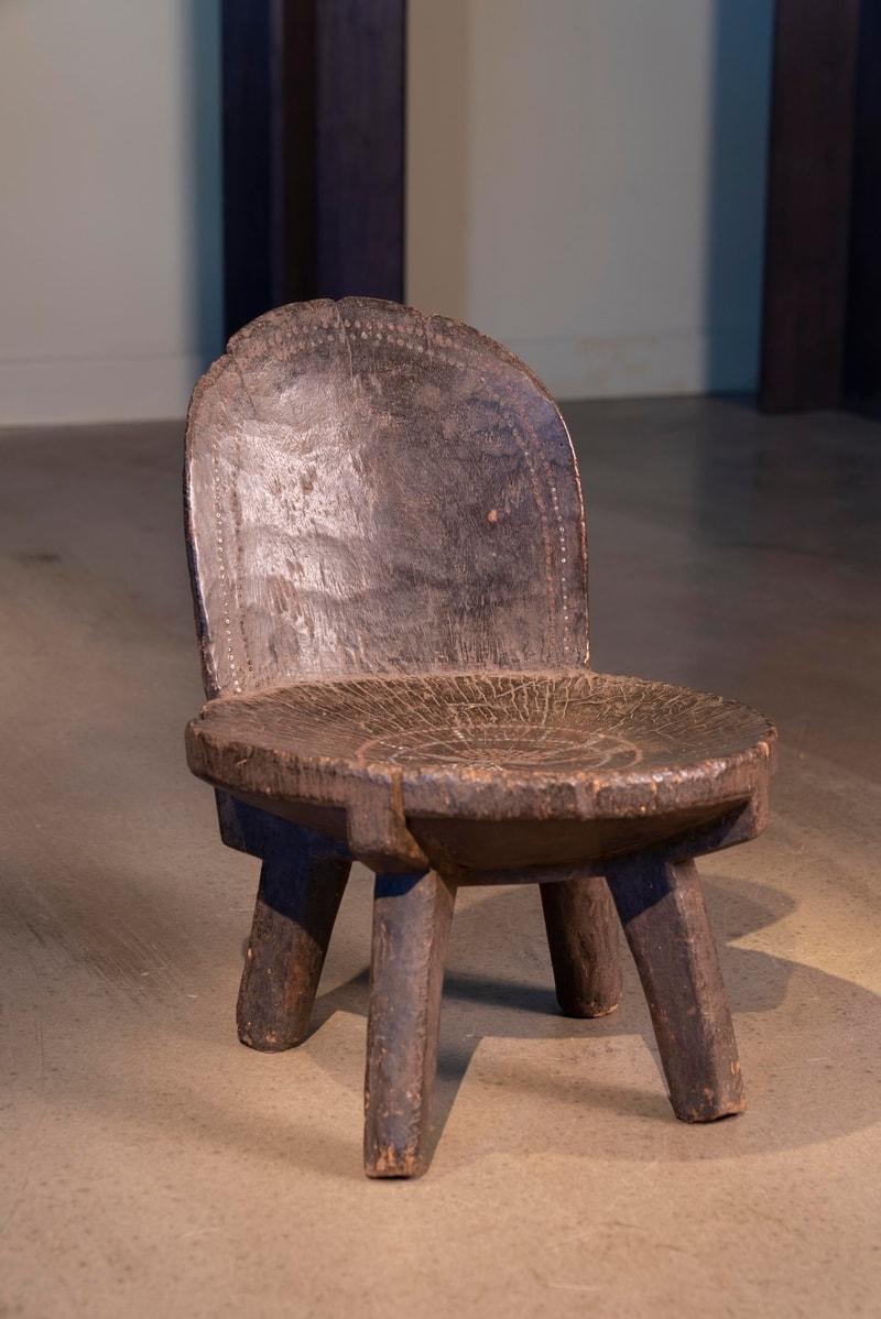 Petite chaise d'aîné Kamba du 19ème siècle avec motif de lézard perlé, Kenya Bon état - En vente à London, GB