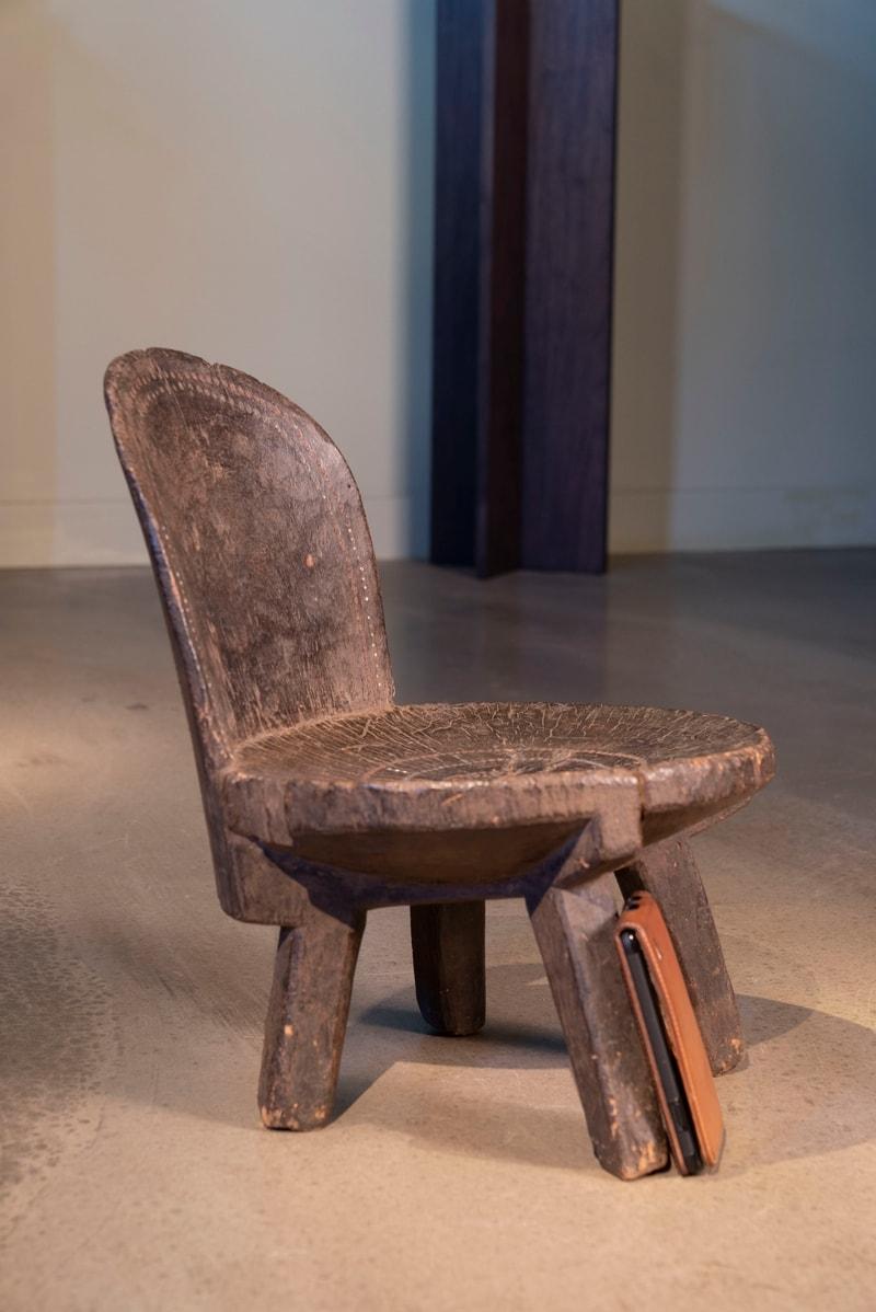 XIXe siècle Petite chaise d'aîné Kamba du 19ème siècle avec motif de lézard perlé, Kenya en vente