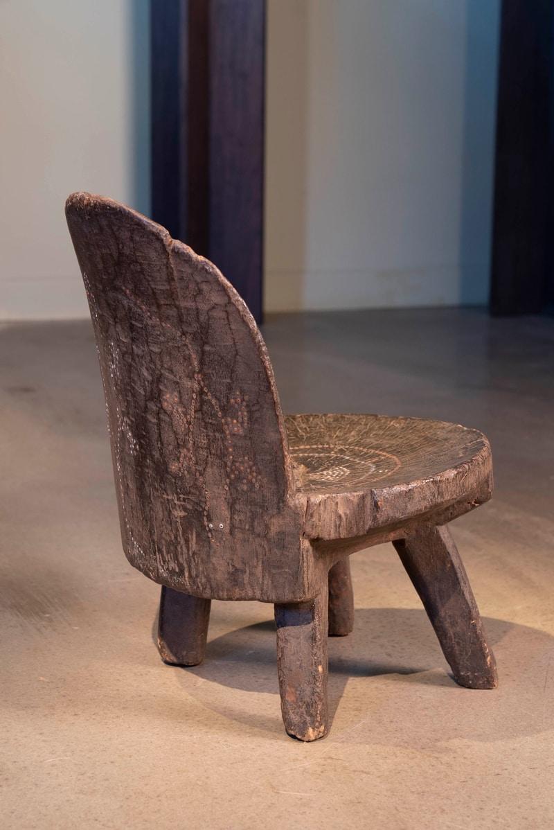 Bois Petite chaise d'aîné Kamba du 19ème siècle avec motif de lézard perlé, Kenya en vente