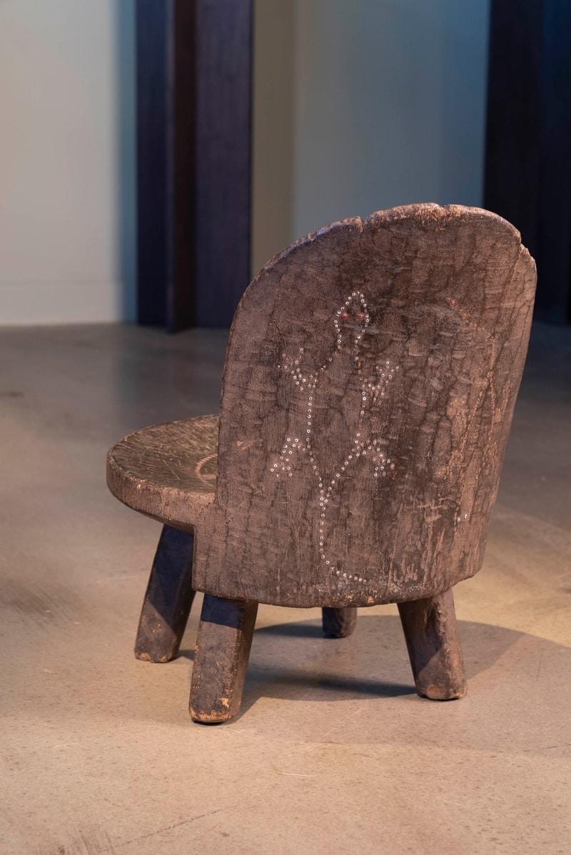 Petite chaise d'aîné Kamba du 19ème siècle avec motif de lézard perlé, Kenya en vente 1