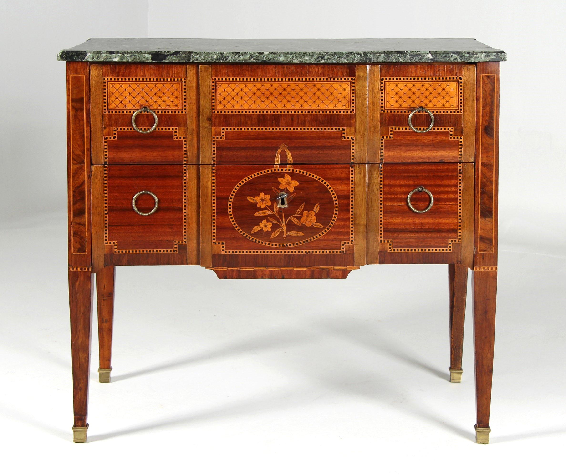 Cassettone con intarsio in stile Luigi XVI

Francia
Marmo, legni esotici
Fine del XIX secolo

Dimensioni: H. H. x L. x P.: 87 x 94 x 50 cm.

Descrizione:
Cassettiera a due piani, insolitamente delicata, con intarsi in stile Luigi XVI, su gambe a