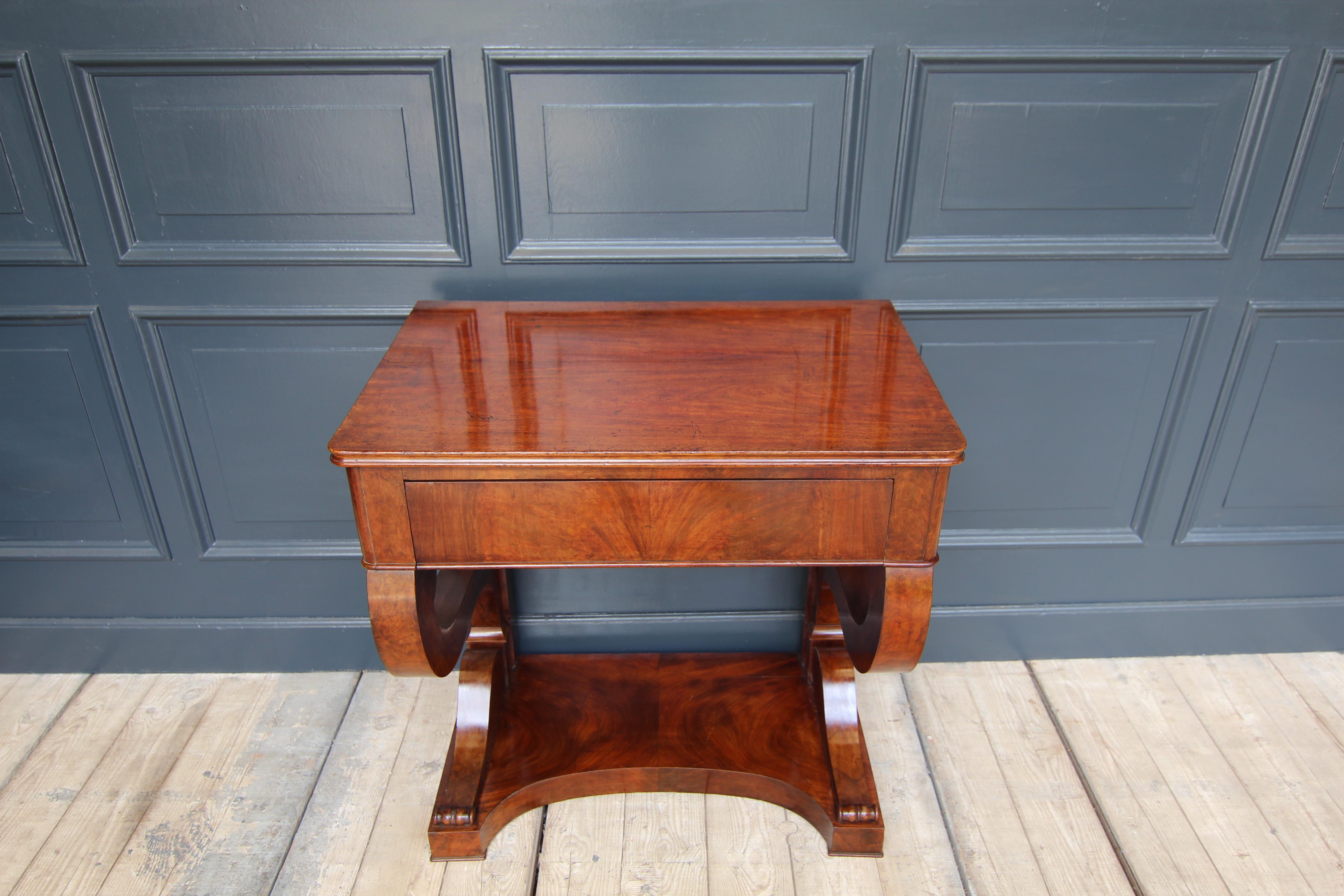 Small 19th Century Mahogany Wall Table or Console Table In Good Condition For Sale In Dusseldorf, DE