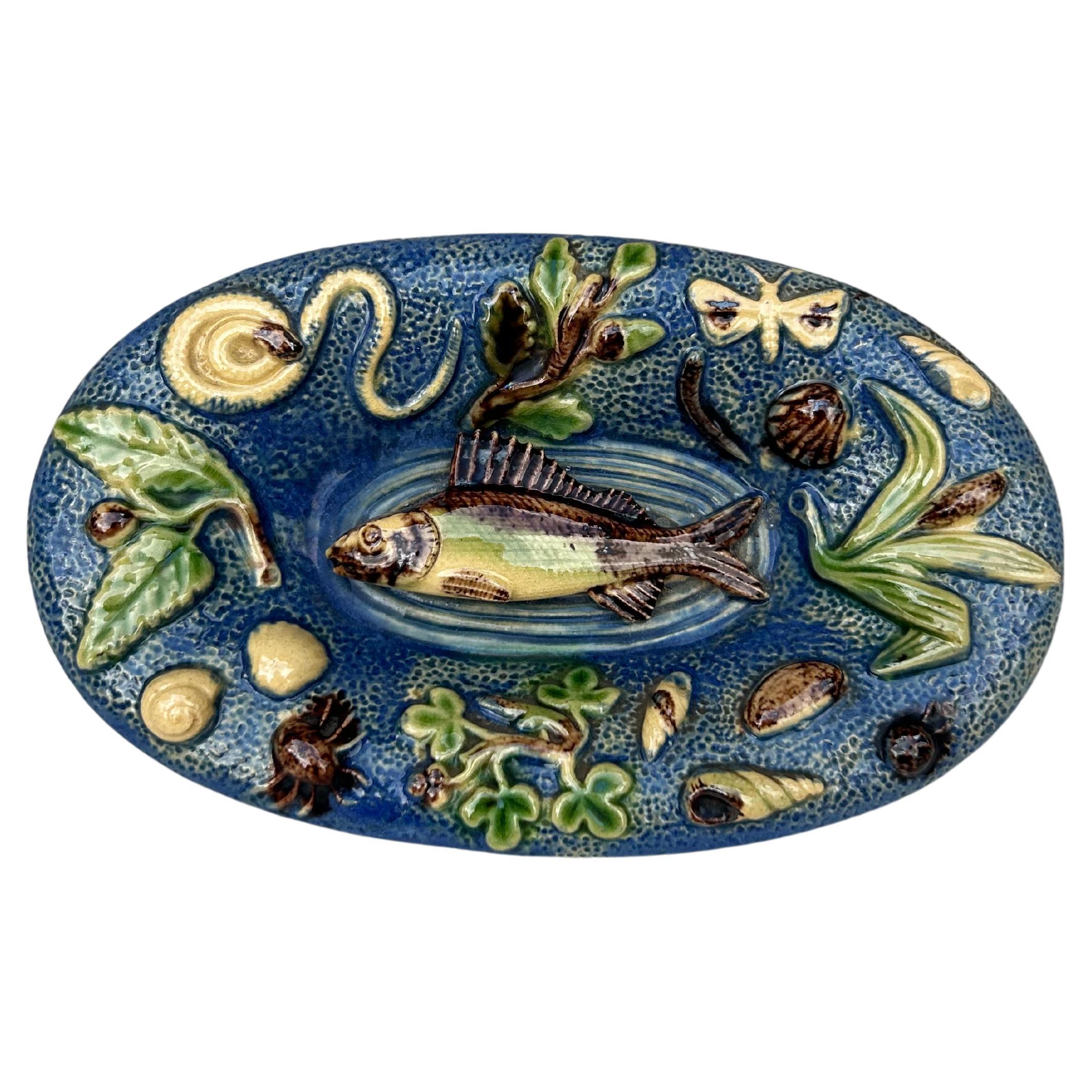 Petit plat mural en majolique Palissy du 19ème siècle avec poissons en vente