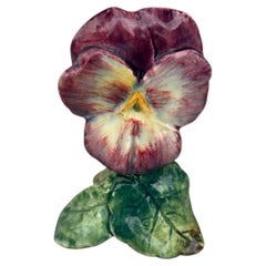 Kleine Majolika-Vase mit Stiefmütterchen aus dem 19. Jahrhundert, Delphin Massier